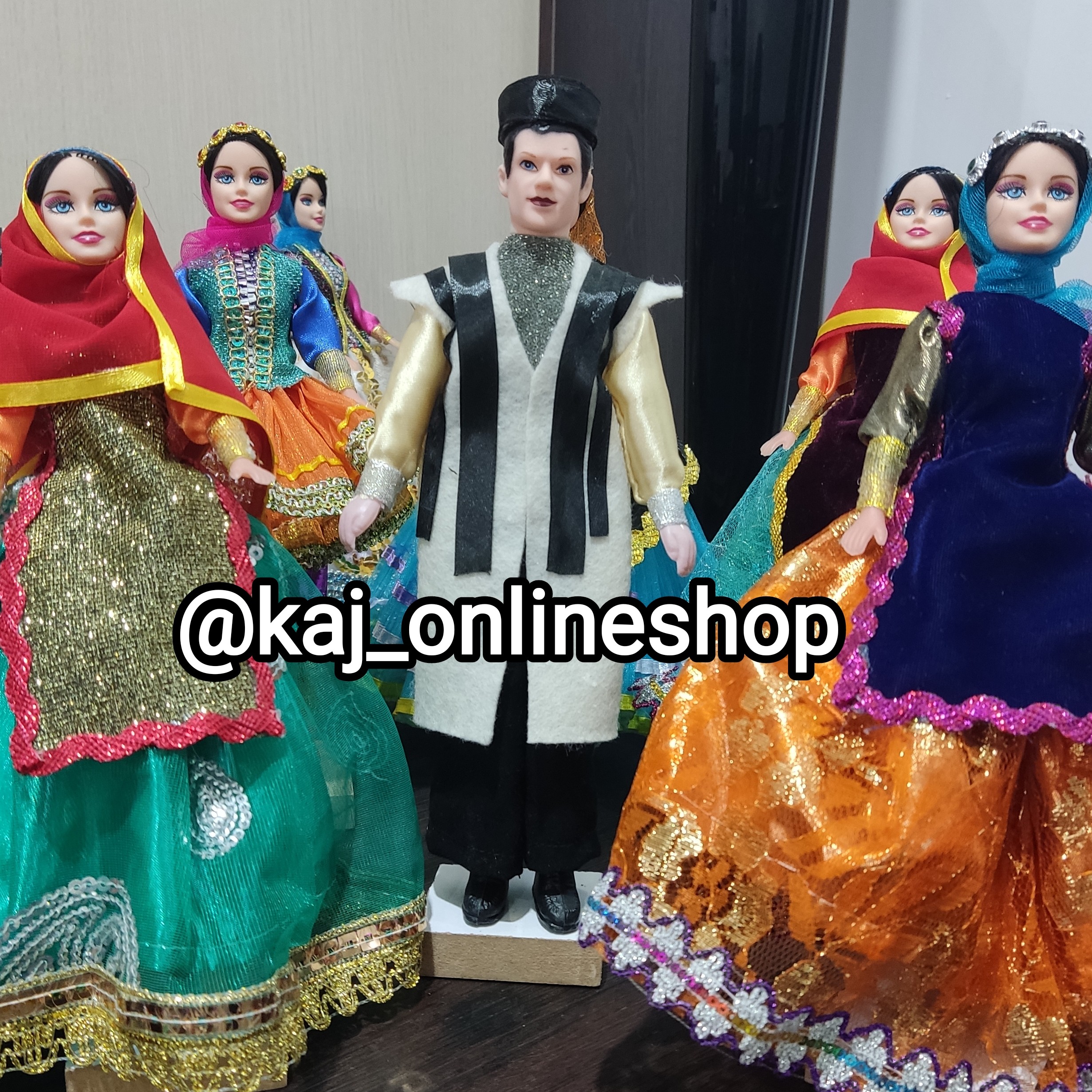 یک عدد عروسک آقا آستین کِرِم رنگ طرحِ سنتی محلی بختیاری لری 