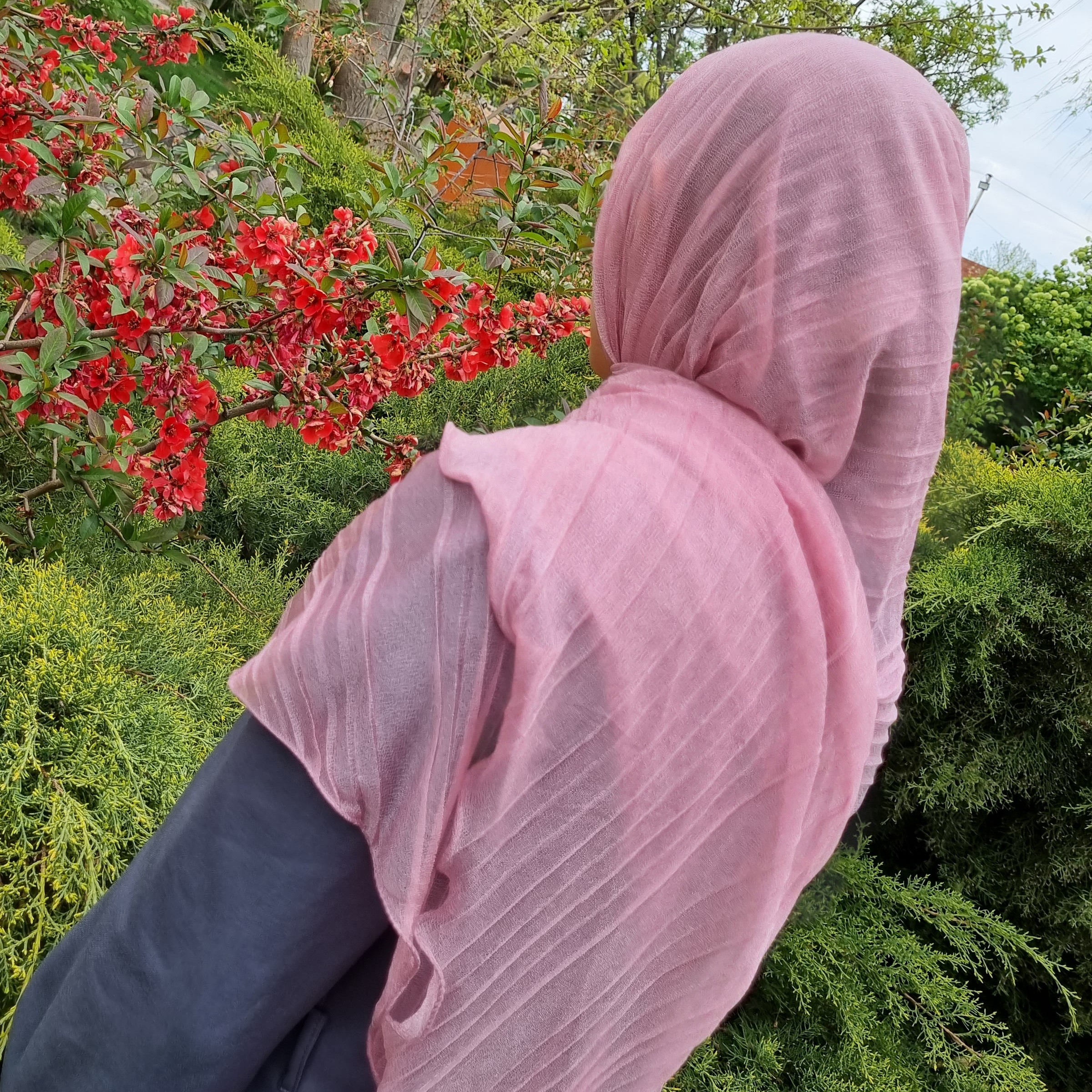 روسری مجلسی خیلی نرم و سبک است لمه دار با ابعاد بزرگ