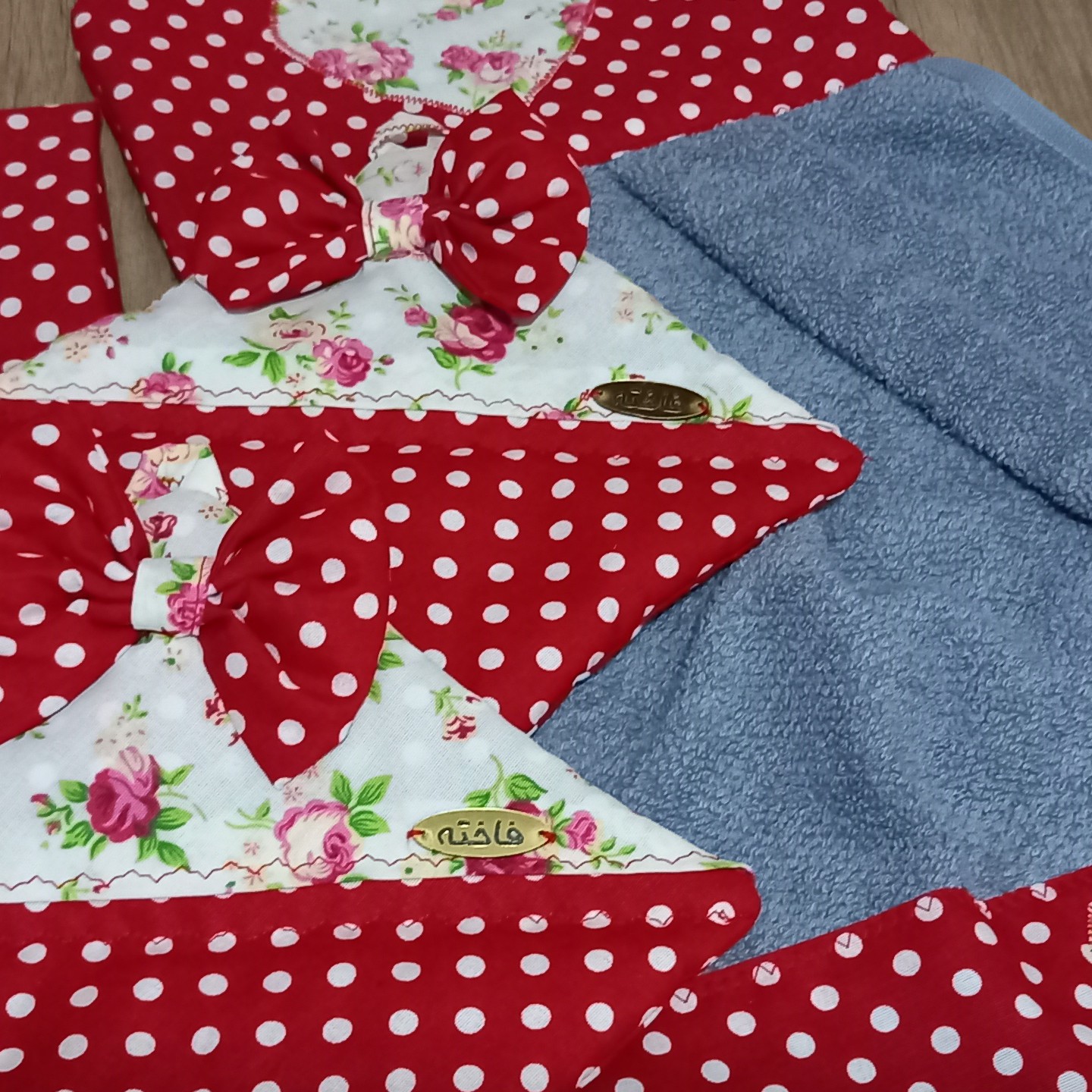 چهار تیکه.شامل حوله.دستمال نظافت.دوعدد دستگیره مربع