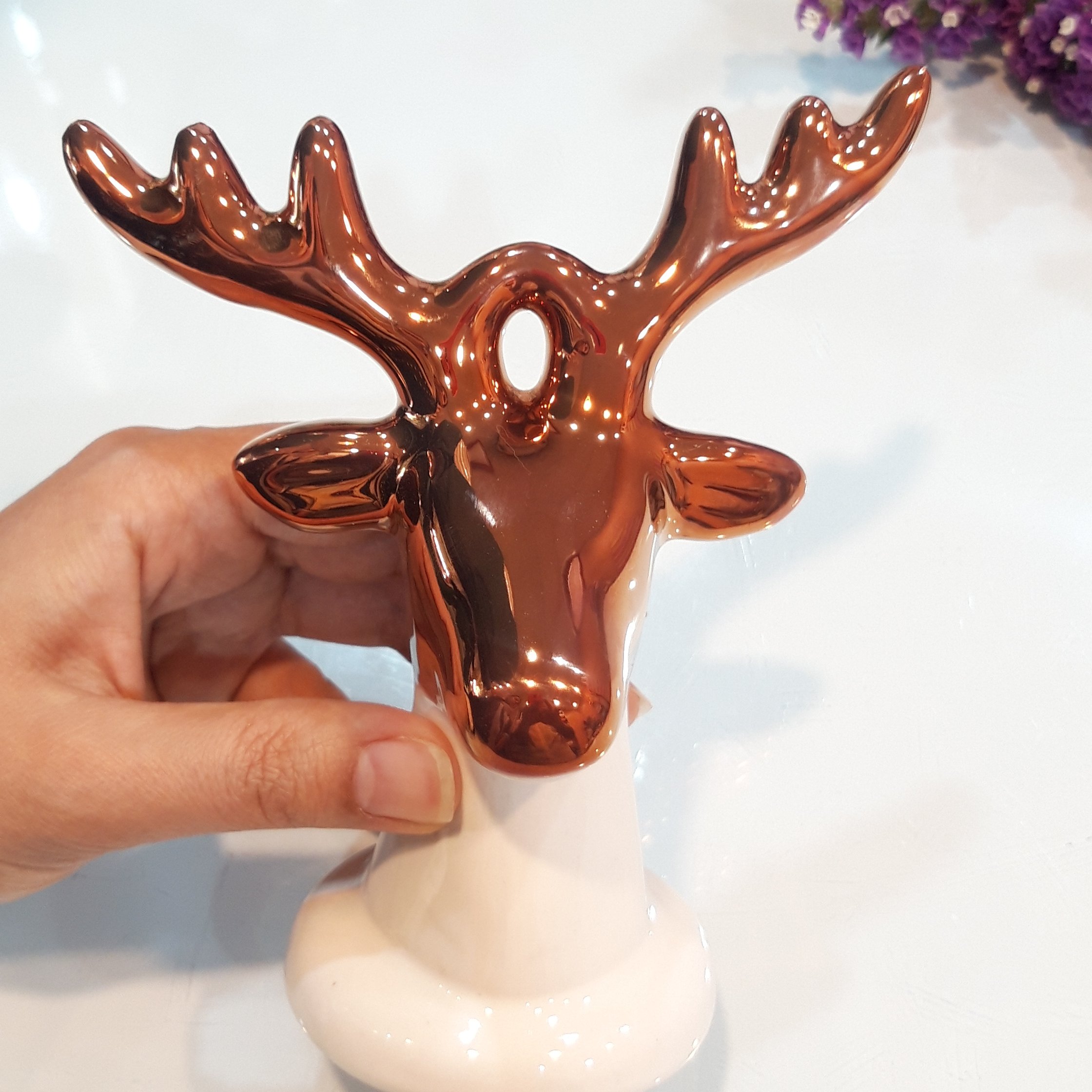 مجسمه گوزن دکوراتیو سرامیکی سفید و مسی رنگ