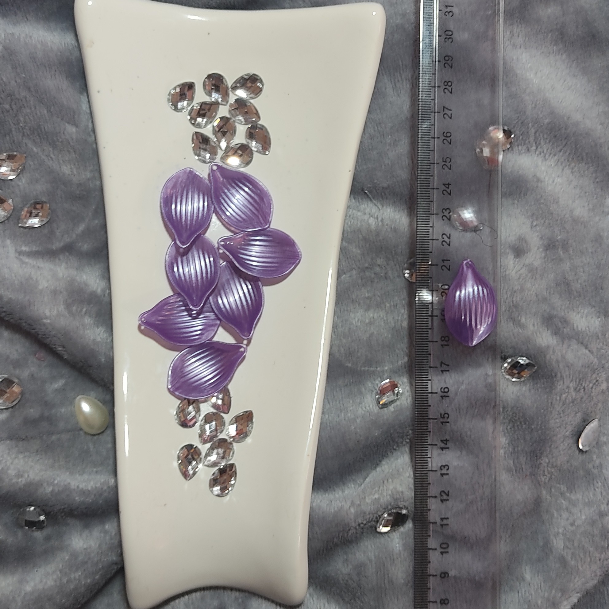 گلبرگ نیلوفر قاشقی رنگ یاسی سرامیکی و براق بسته 50 عددی- گلبرگ کریستال لوازم گلسازی خارجی