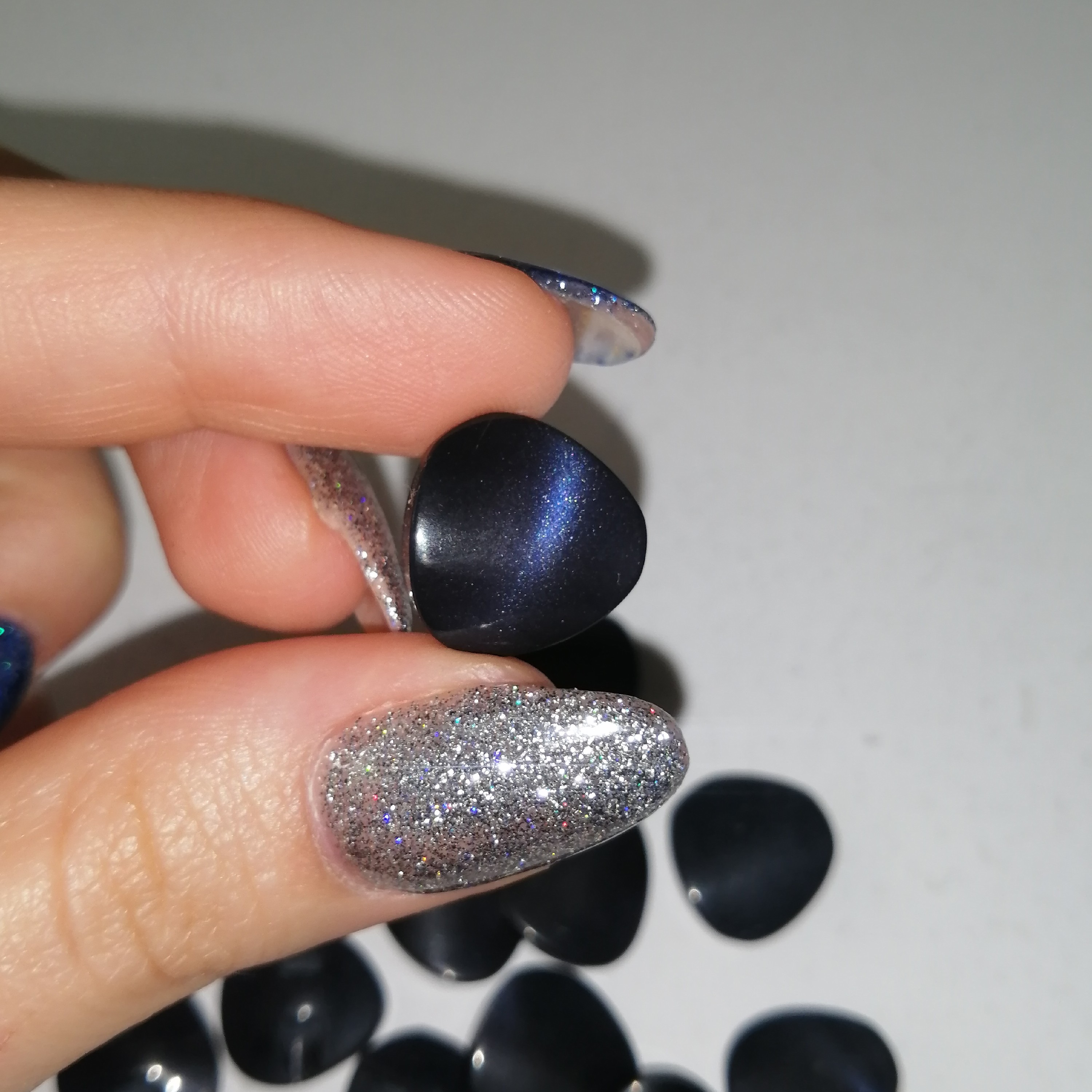 دکمه لباس سرمه ای در مثلث  اکلیلی شیشه ای  ،بسته 14 عددی  