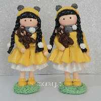 تاپر کیک و محسمه دختر