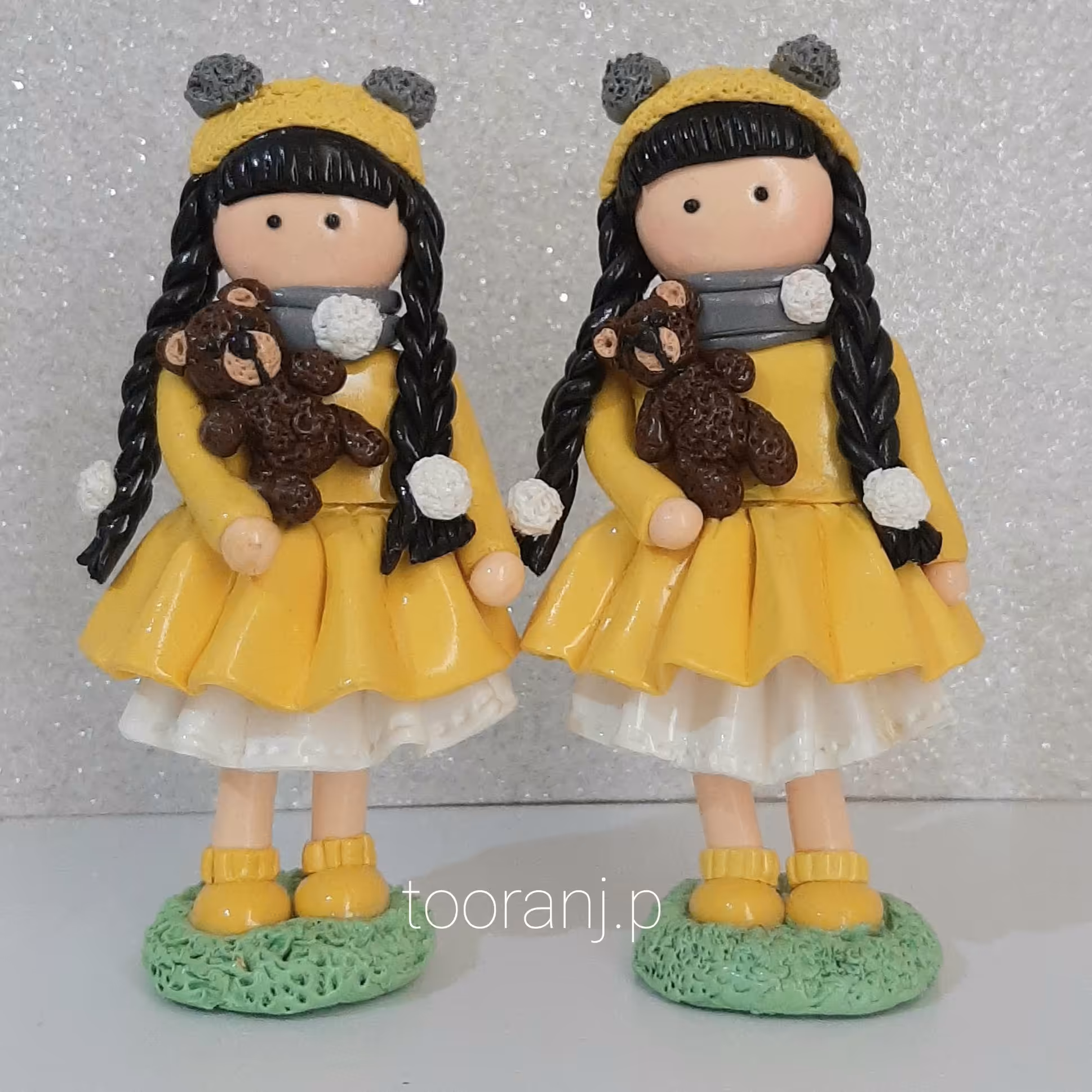 تاپر کیک و محسمه دختر