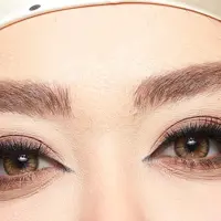 لنز چشم بیوتی سالیانه رنگ عسلی روشن رگه دار