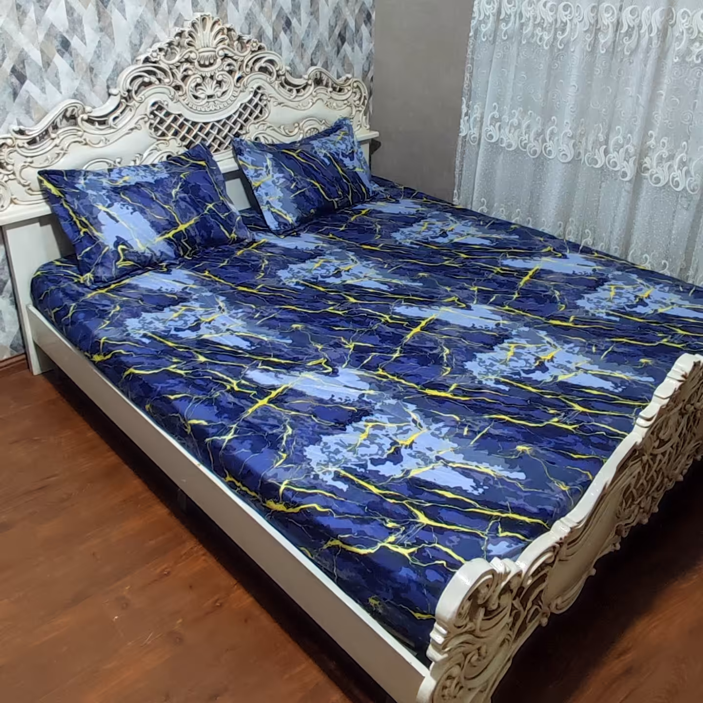 روتختی  کشدار  تخت دونفره همراه دوعدد روبالش طرح ماربل خط طلایی زمینه سورمه ای