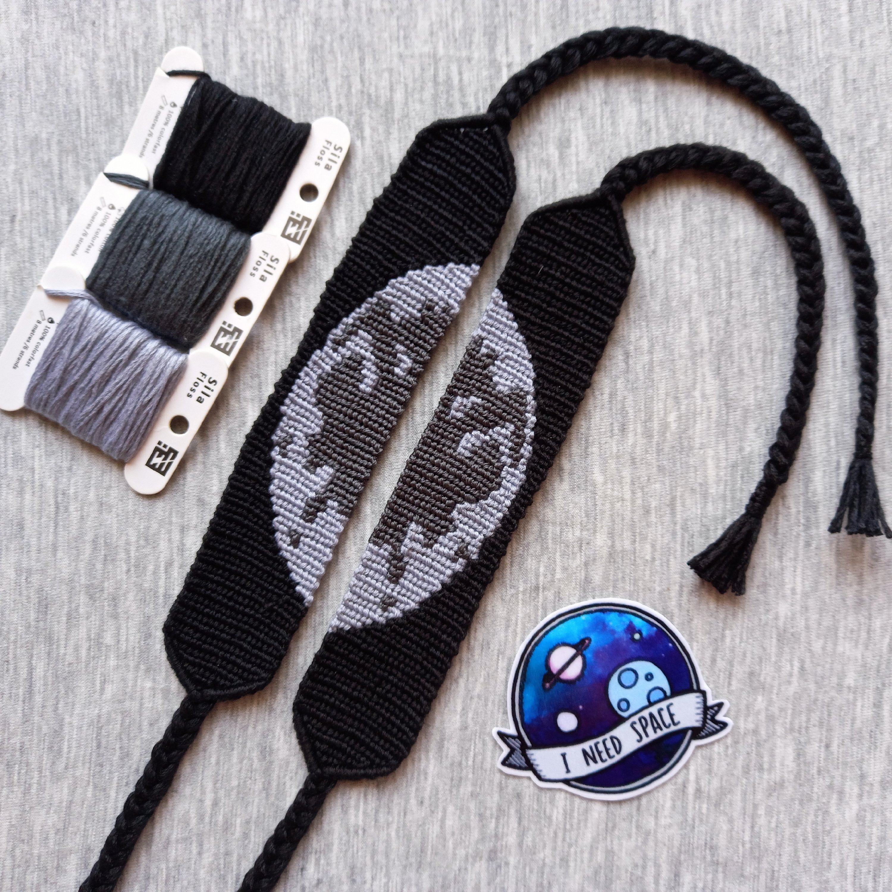 ست دو عددی دستبند دستبافت طرح نیمه ماه (پس زمینه مشکی) ( دستبند ماه ) (دستبند جفتی ست ) محصول کاملا دستساز تیم گوزن آبی