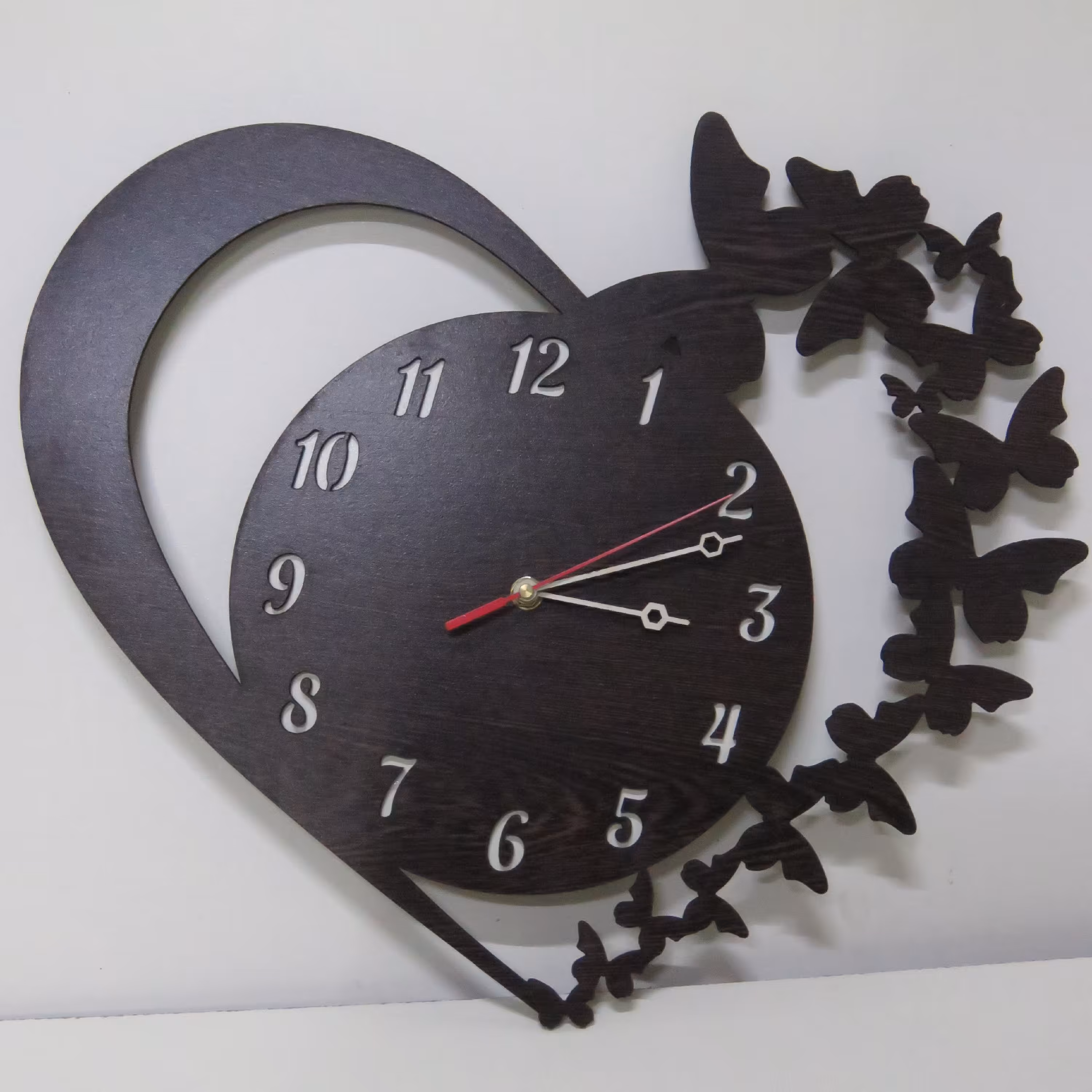 ساعت دیواری چوبی طرح قلب سایز 45 در 50 سانتی متر 