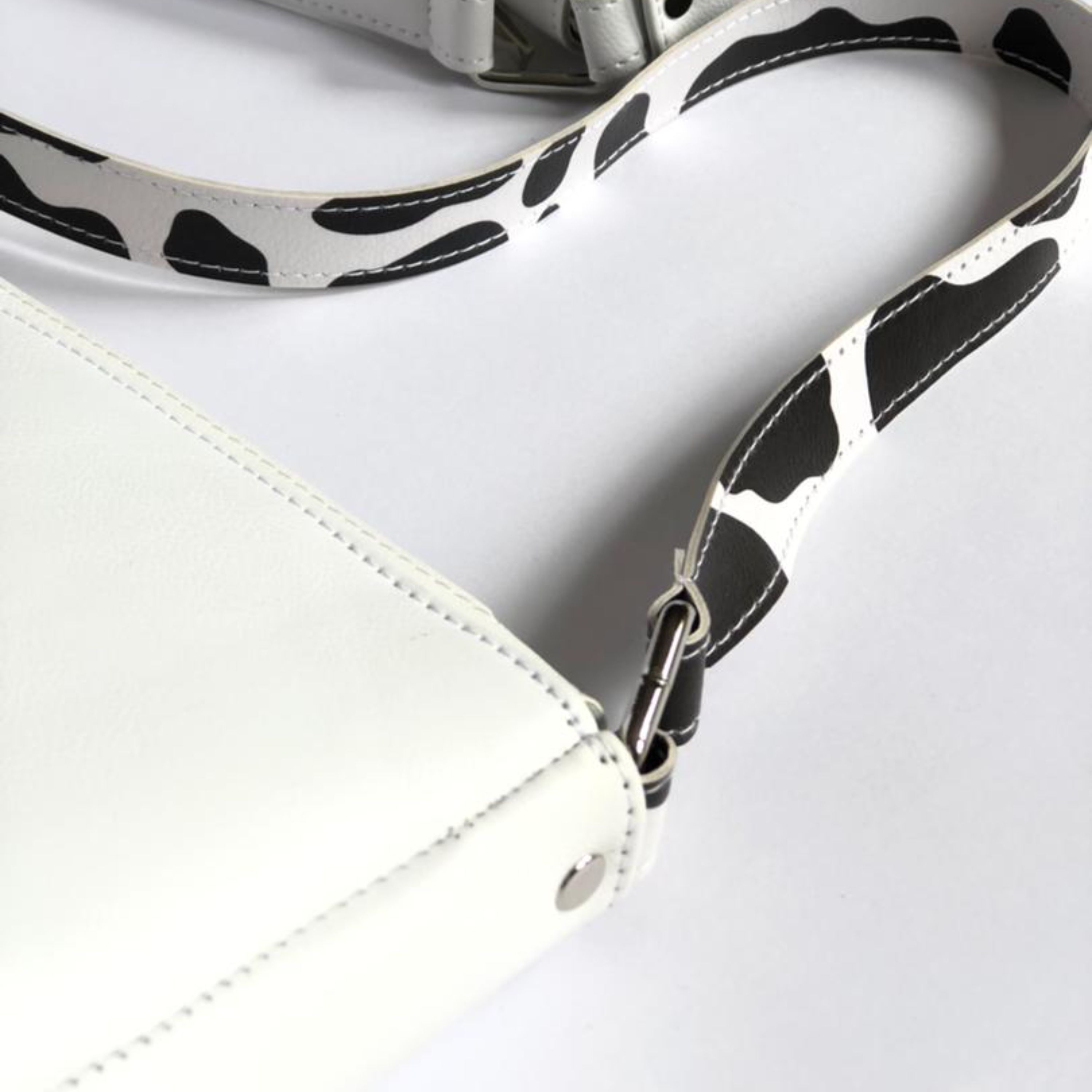 کیف باگتی سفید با بند طرح گاوی