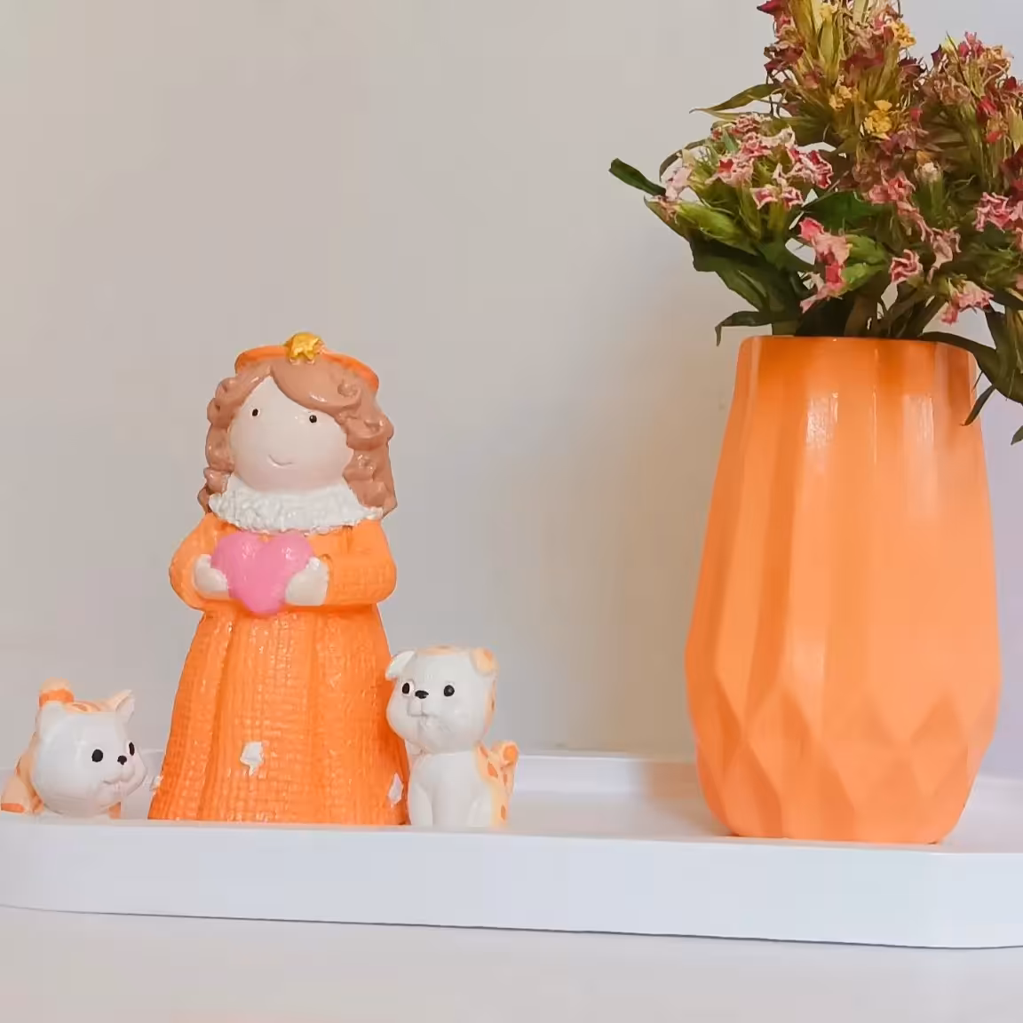 ست گلدان به همراه فرشته و دو تا گربه خوشگل داخل یک سینی بیضی شکل