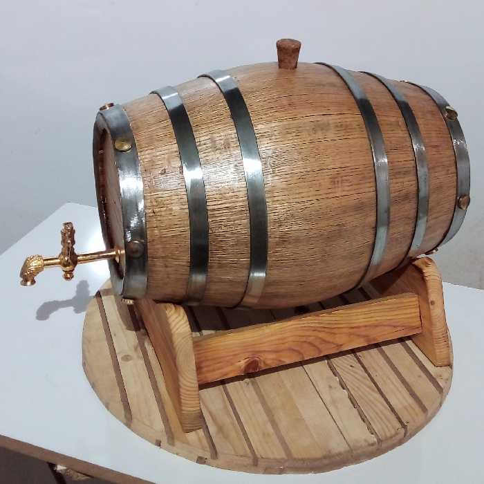 بشکه 10لیتری بلوط امریکایی 6ردیف تسمه فولادی  براق هوابندی شده  شیر دار  برنجی 