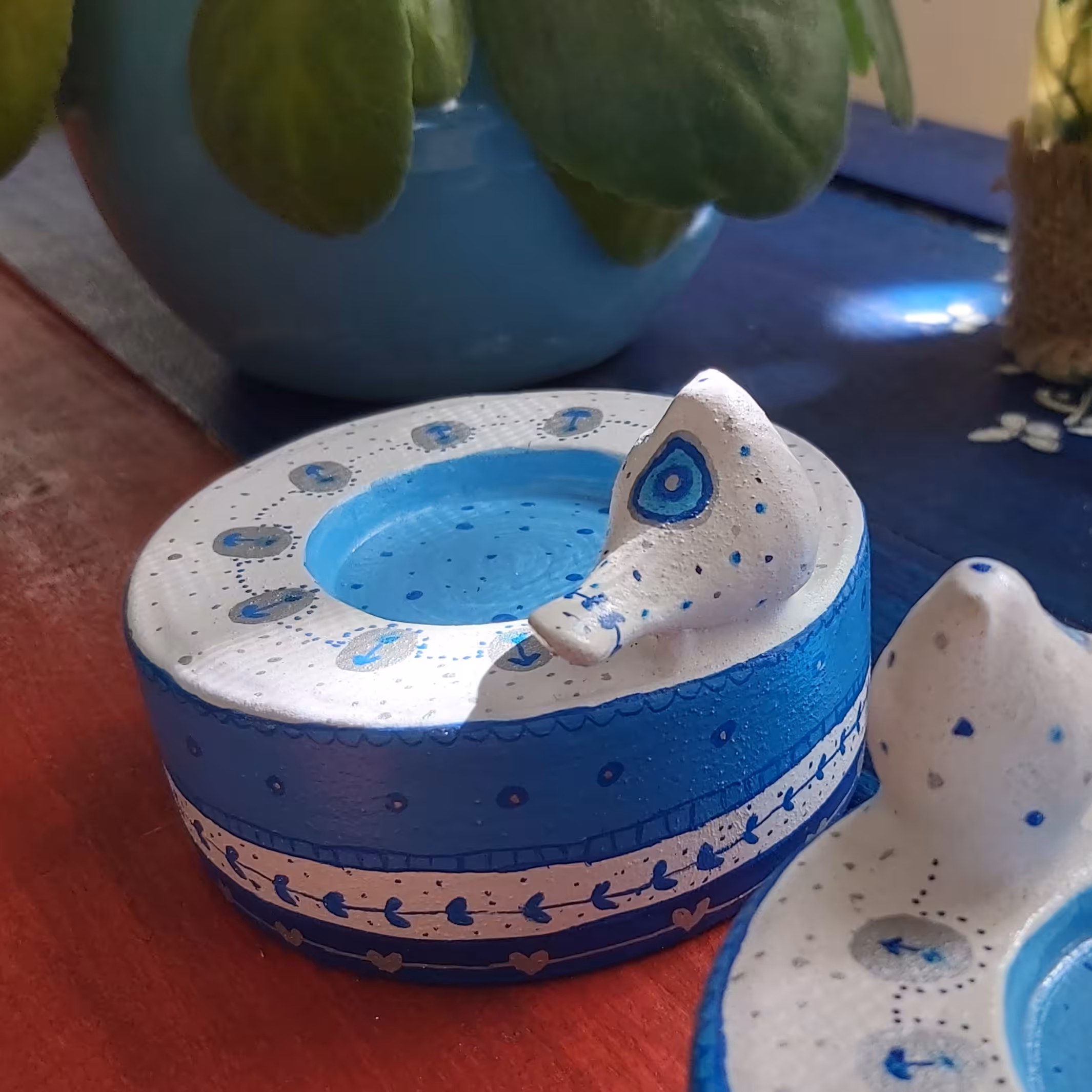 جاشمعی آبی و سفید ابعاد تقریبی 8در9 سانتیمتر طراحی شده با دست و رنگ اکریلیک قابل شستشو با اسکاج نرم