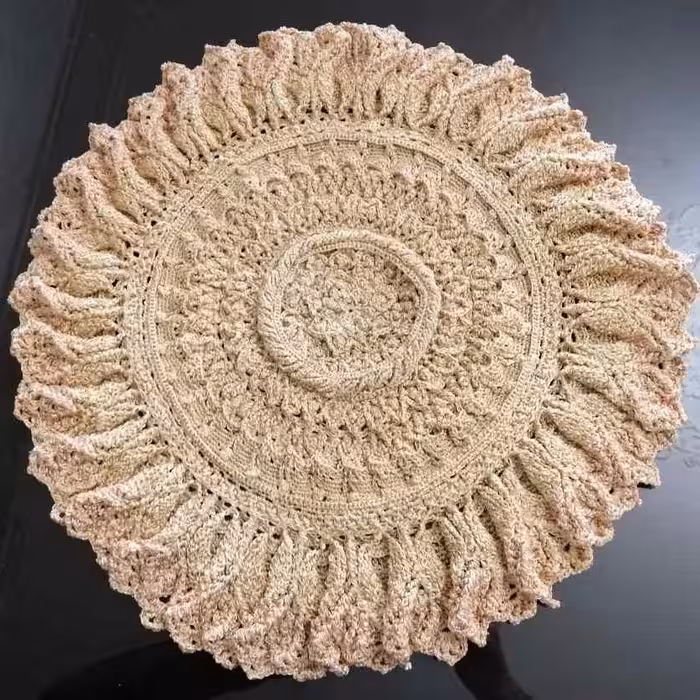 ماندالا شکوه خلقت(Mandala  Gracia) با فته شده با نخ امین اصفهان به صورت دوتایی (دولایه ای) از این نخ استفاده شده. 