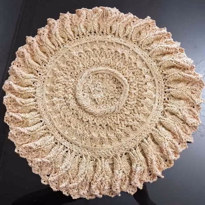 ماندالا شکوه خلقت(Mandala  Gracia) با فته شده با نخ امین اصفهان به صورت دوتایی (دولایه ای) از این نخ استفاده شده. 