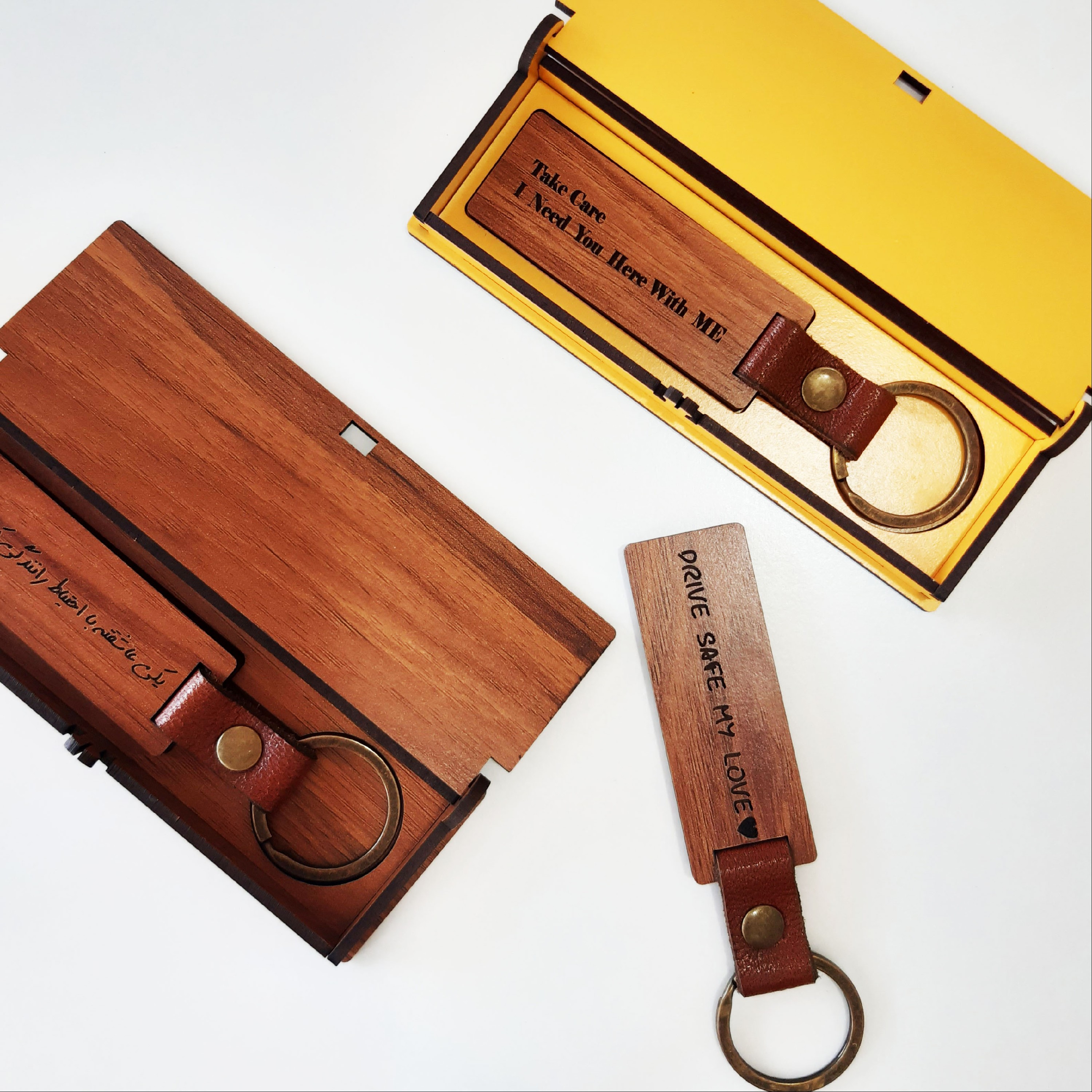 جاسوییچی چرمی چوبی با حک متن دلخواه همراه جعبه چوبی