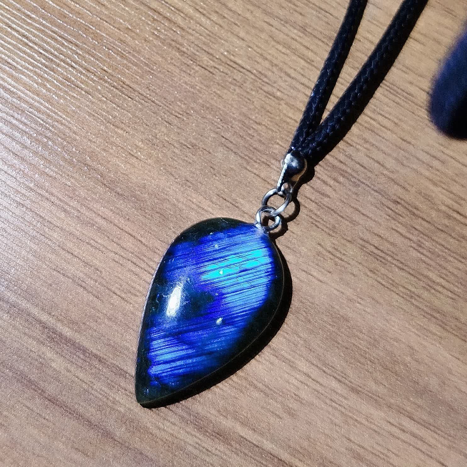 گردنبند لابرادوریت معدنی با رفلکس آبی خطی زیبا،کیفیت،فرکانس و قیمت عالی (وزن خالص سنگ 6گرم)،(l5573)
