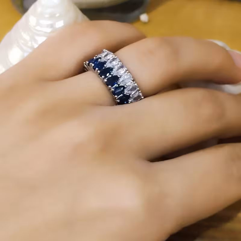 انگشتر تمام نگین طرح جواهربا نگین های لاکچری آبی لاجوردی استیل رنگ ثابت بدلیجات مشابه طلا اکسسوری وزیورآلات  دخترانه وزن