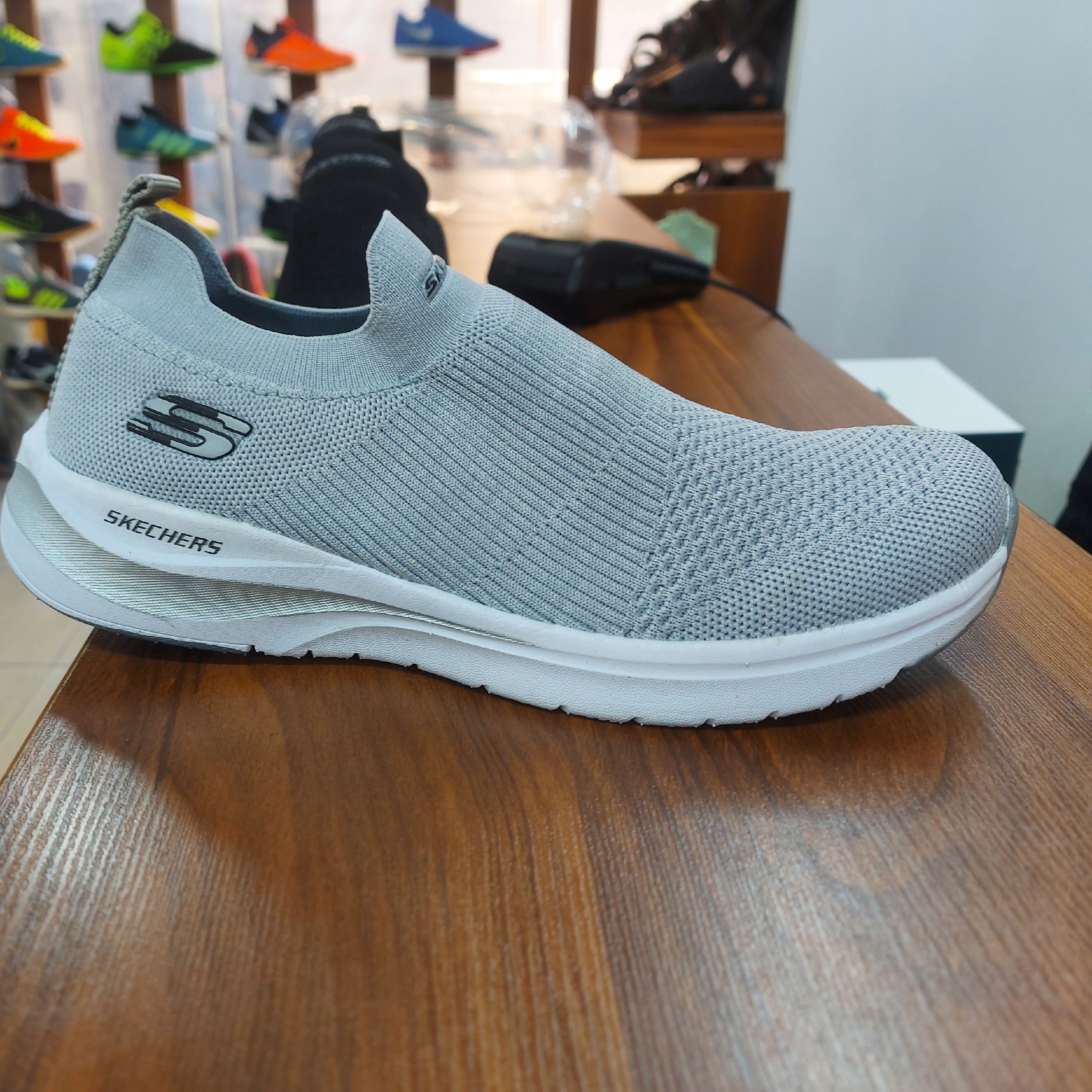 کتونی راحتی طرح اسکیچرز