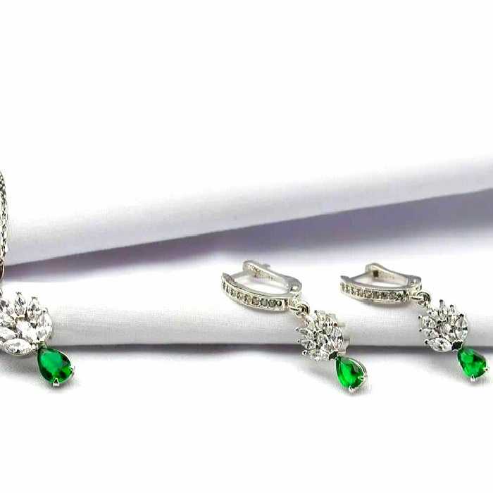 نیمست نقره بسیار زیبا و شیک با نگین های زمرد صنعتی با وزن 9 گرم خاص و بینظیر