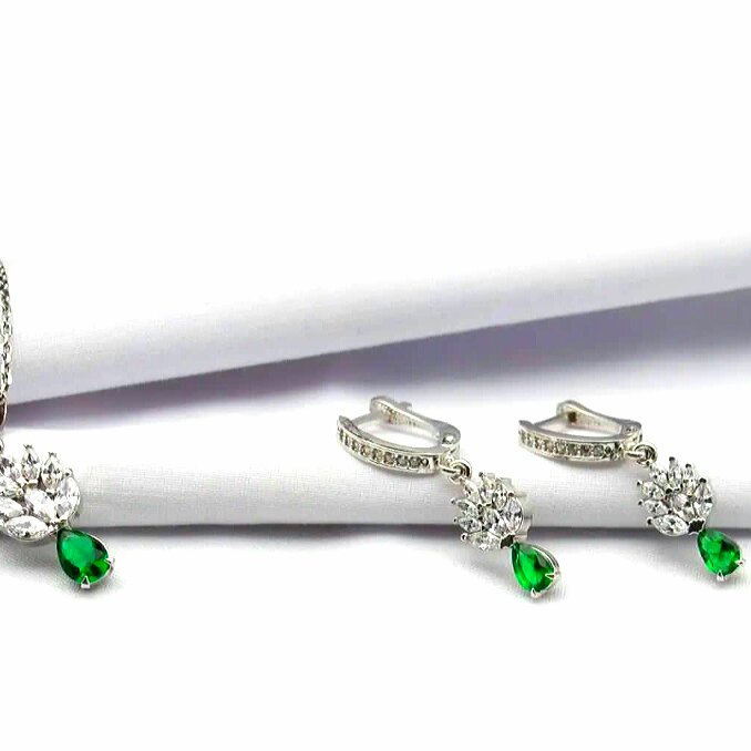 نیمست نقره بسیار زیبا و شیک با نگین های زمرد صنعتی با وزن 9 گرم خاص و بینظیر