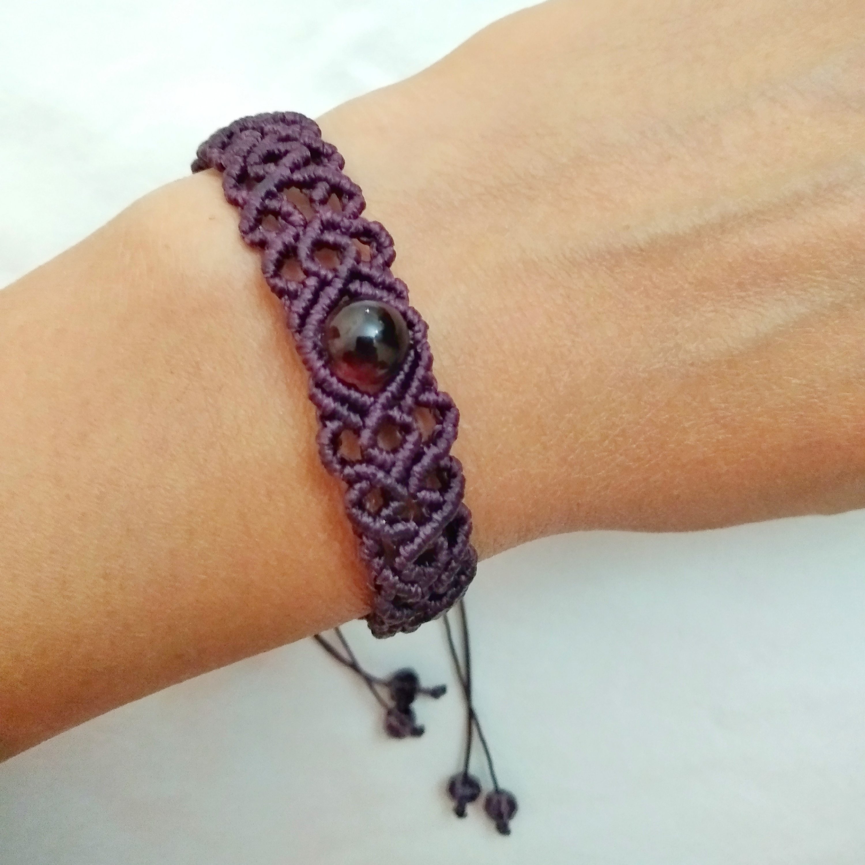 دستبند بافت مدل میکرومکرومه بنفش با سنگ عقیق یاقوتی