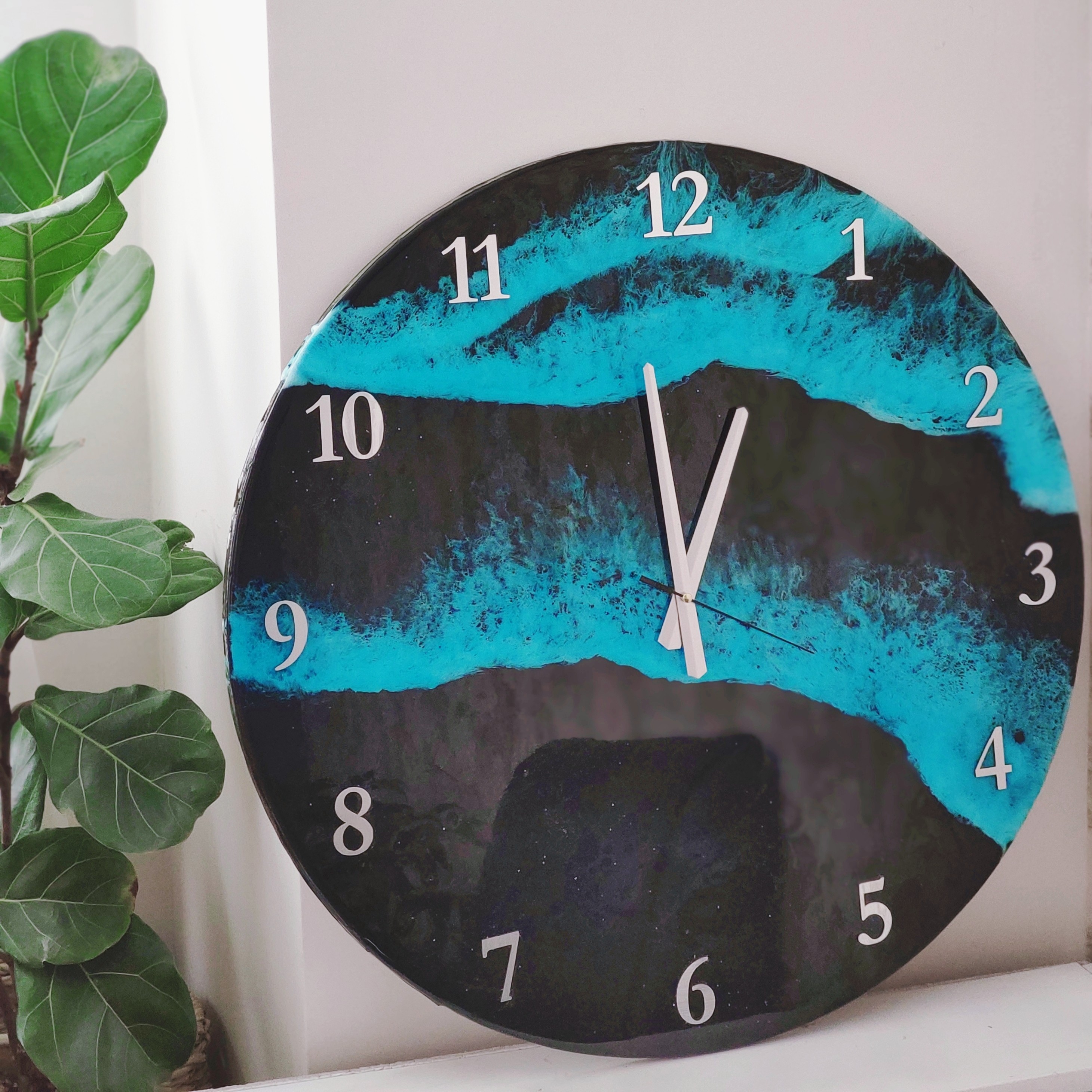 ساعت دیواری رزینی قطر 50  طرح موج دریا  رنگ فیروزه ای مشکی با موتور آرامگرد و عقربه استیل 