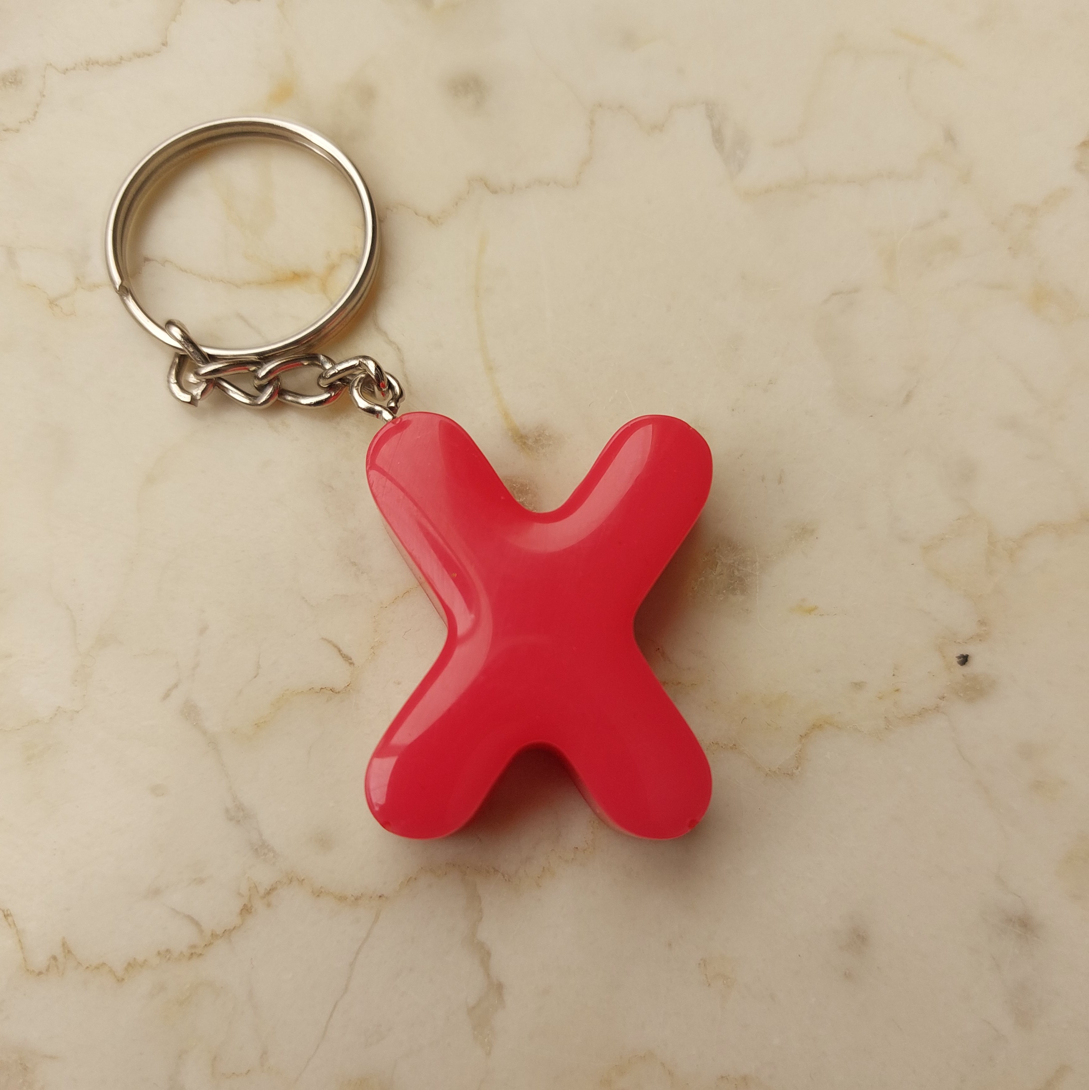 جا کلیدی رزینی حروف لاتین صورتی رنگ  به ابعاد سه سانتی متر و ضخامت یک سانتیمتر