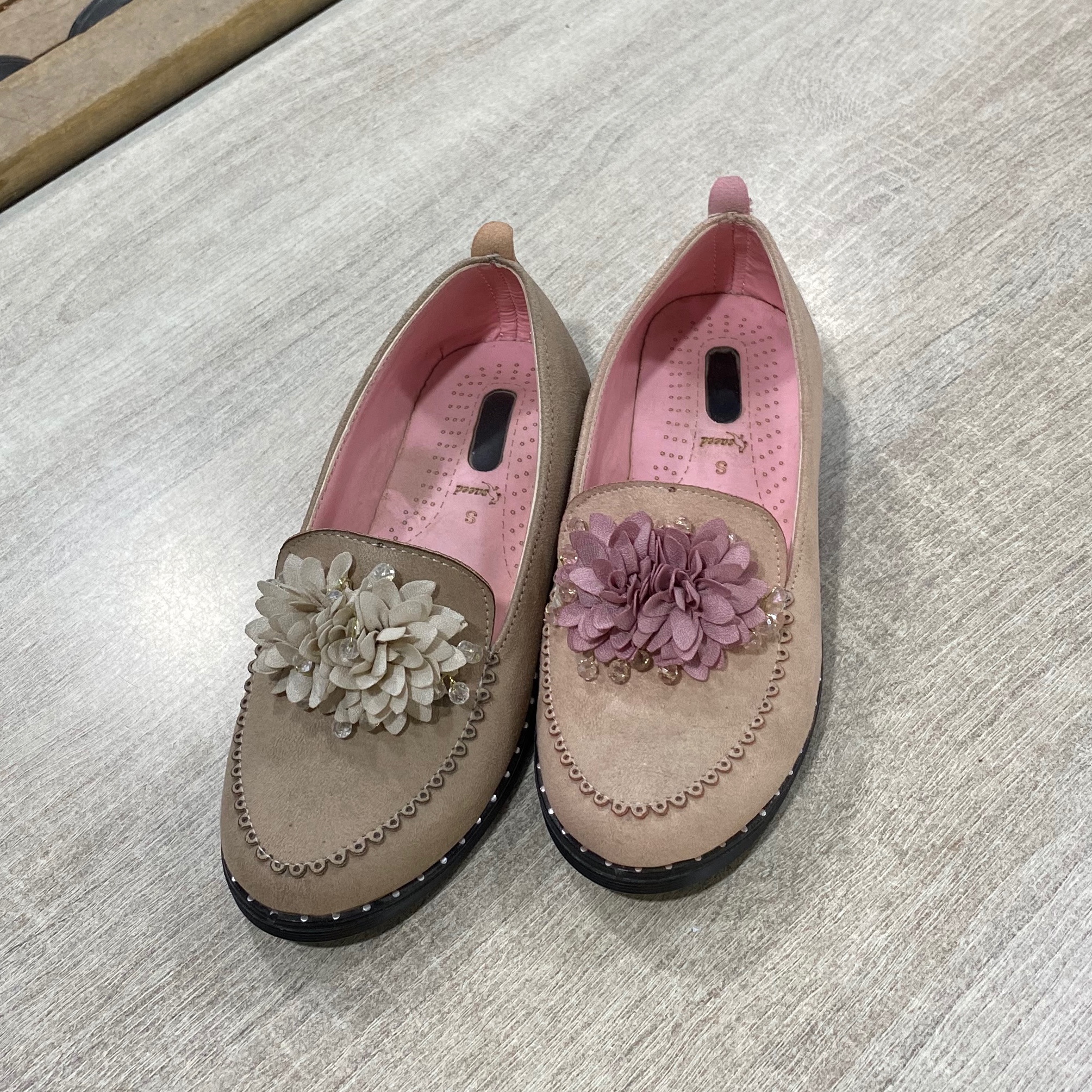 کفش مجلسی راحتی دخترانه
رویه نبوک درجه یک ضمانتی
پاخوری شیک وراحت
ظریف
31ت36