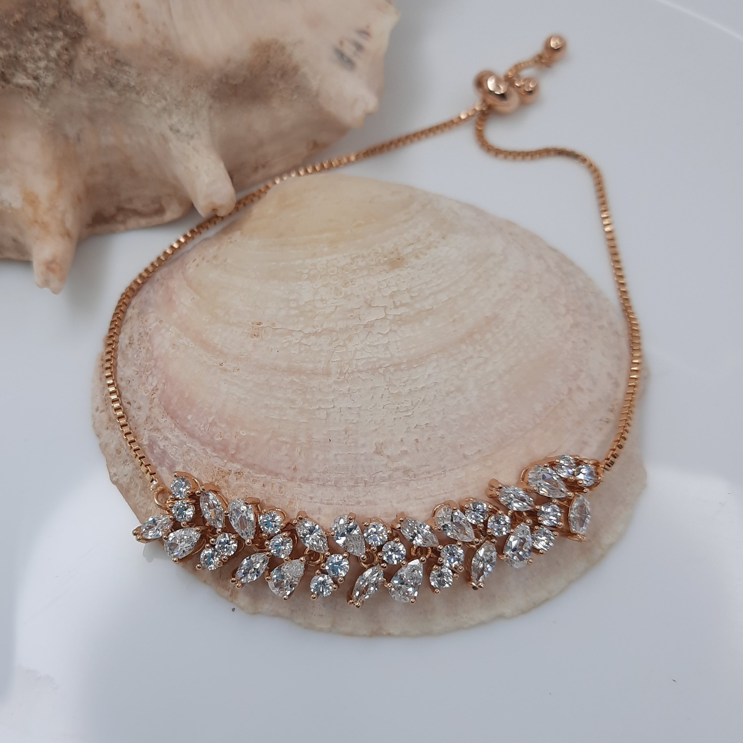 دستبند نگینی