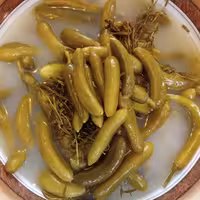 محصولات ارگانیک مانی مُن خیارشور ویژه ی 1کیلویی،تهیه شده با موادکاملا طبیعی وخانگی ،ریز و قلمی ،کاملا مجلسی