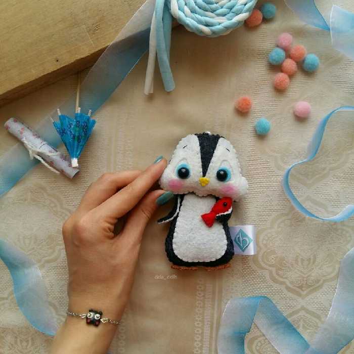 جاکلیدی پنگوئن از جنس نمد عروسک دلا دالز