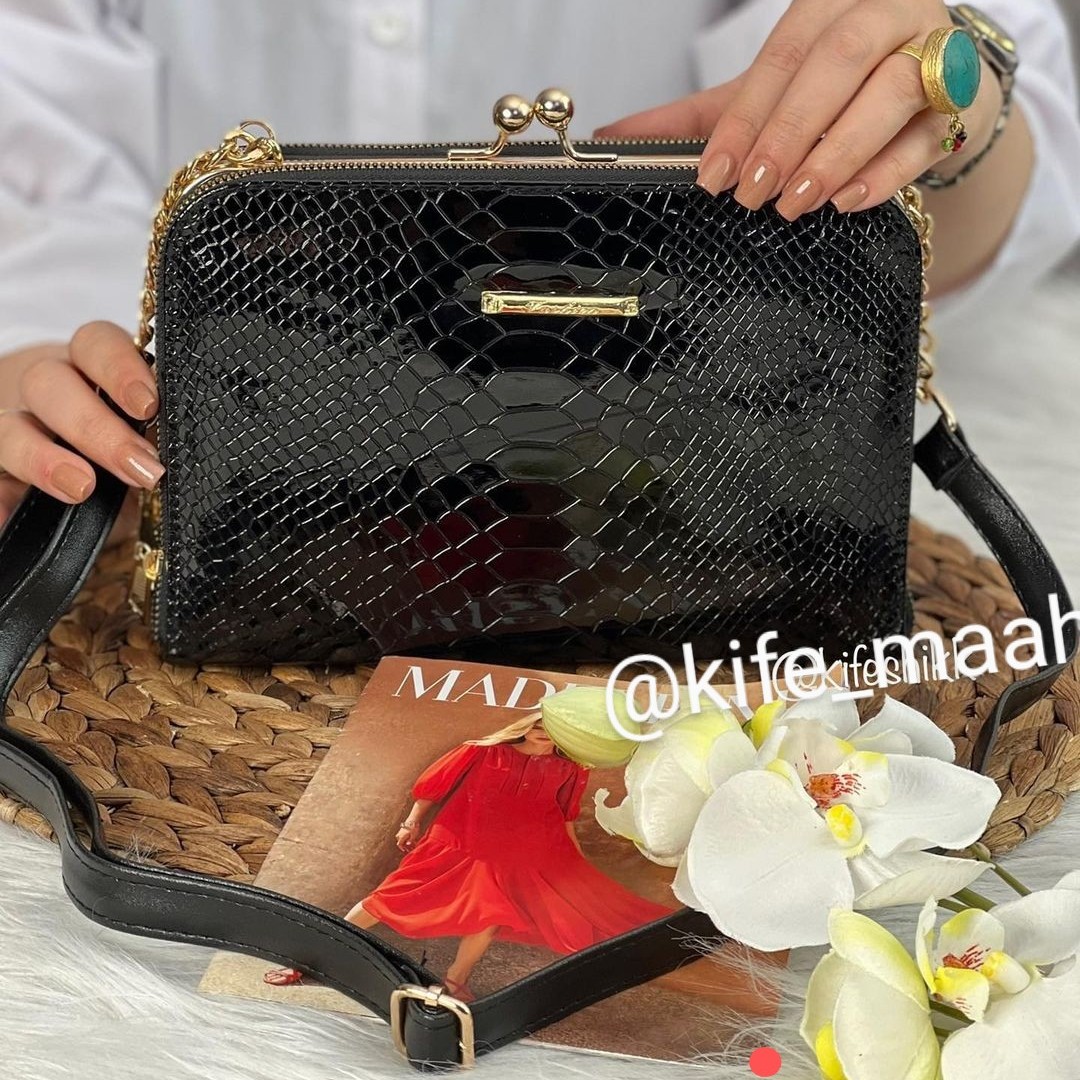 کیف دستی دوشی زنانه دارای سه قسمت مجزا و بند بلند ترکیبی از چرم و زنجیر