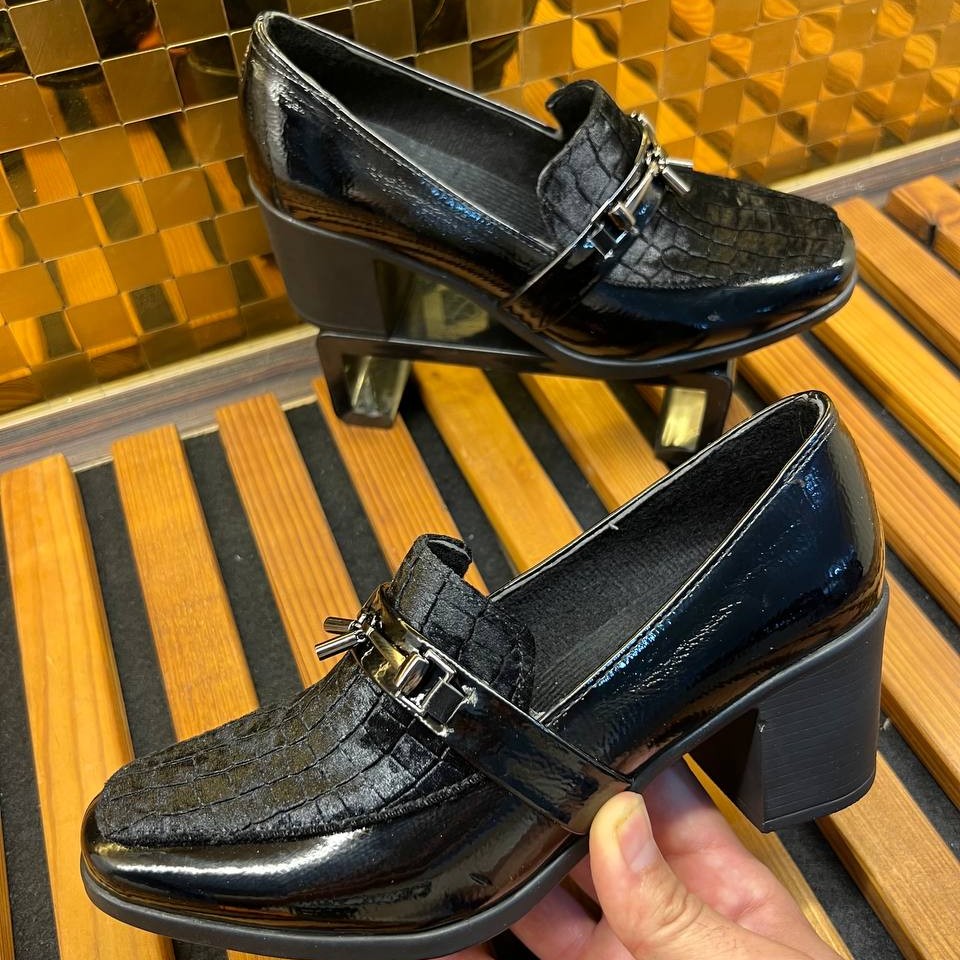 کفش مجلسی
کد 956
استاندارد
مدل جدید
کیفیت عالی
پاشنه 5 سانت
Size 37 ta 40