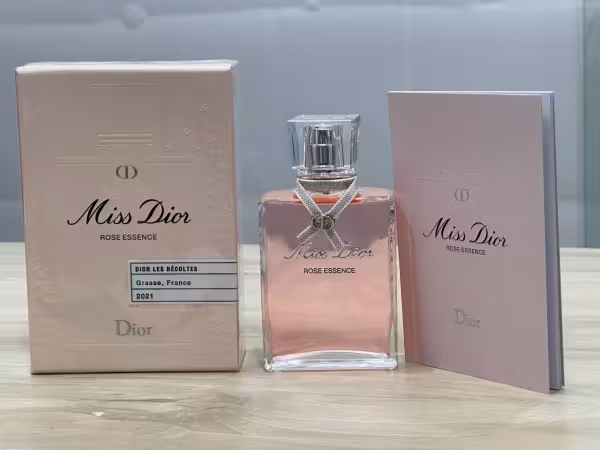 عطر ادکلن میس دیور رز اسنس هارد باکس