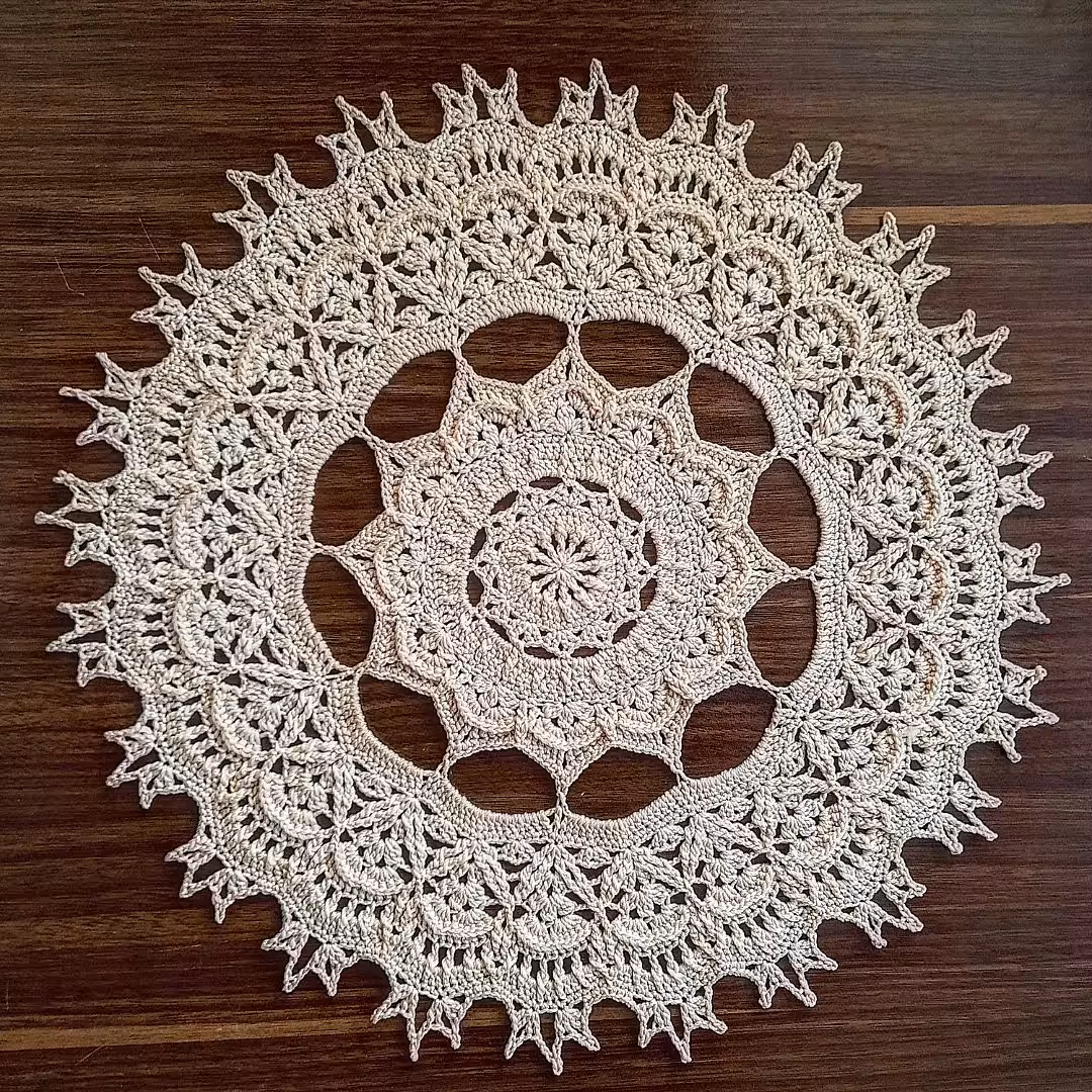 رومیزی قلاب بافی ماندالا قطر 40 سانت نخ مرسریزه کرم رنگ