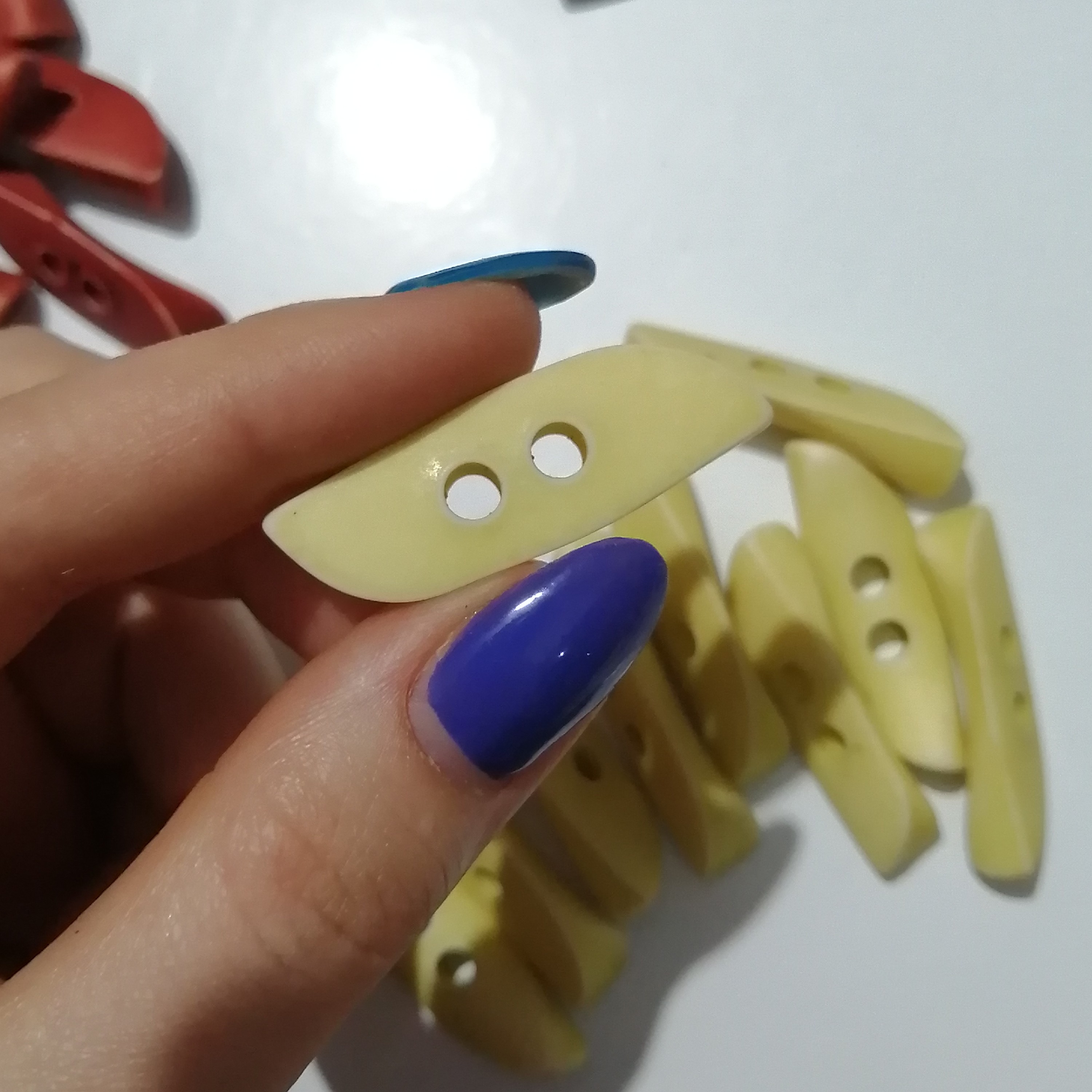 دکمه لباس طرح چوبی رنگ لیمویی  بسته 8  عددی 