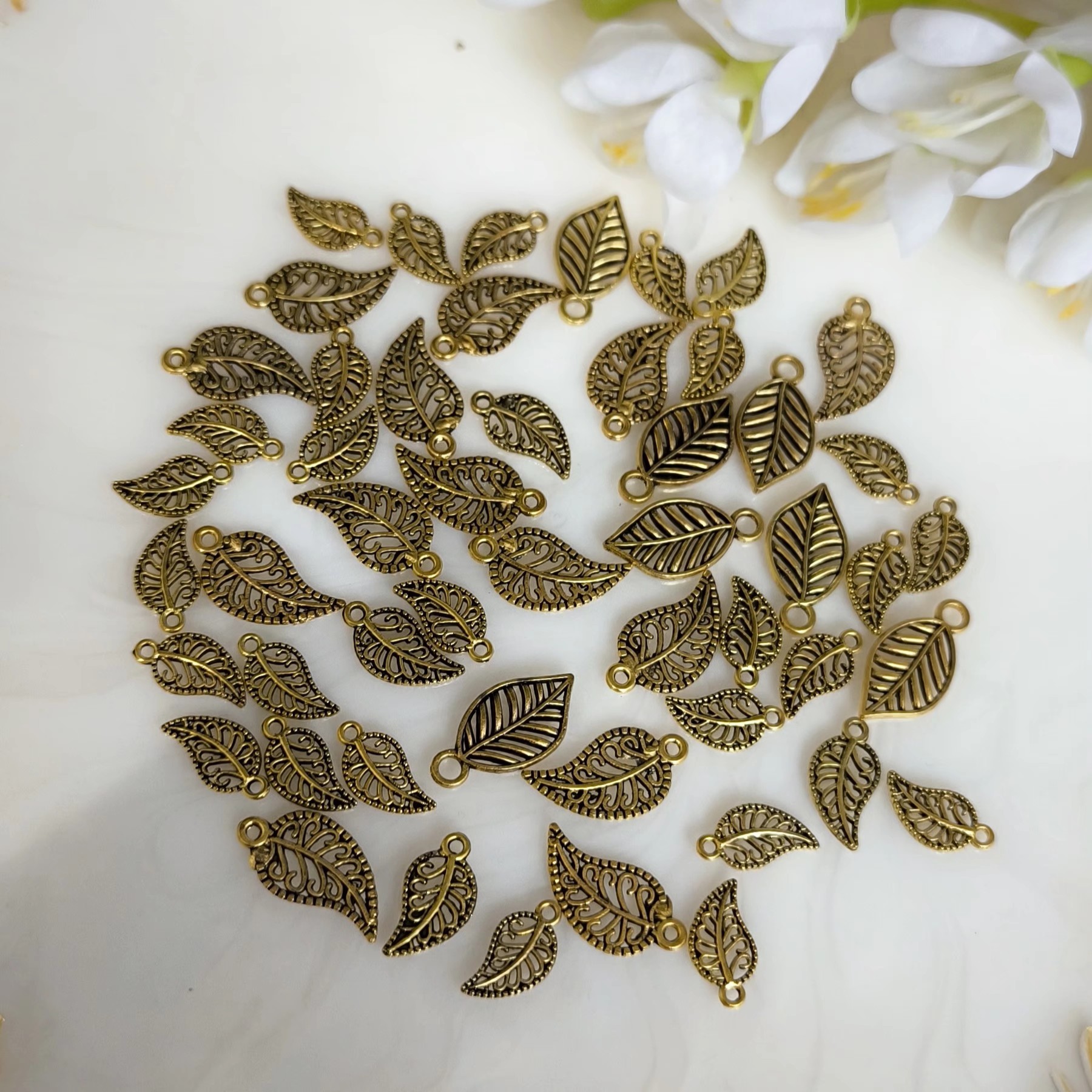 خرجکار مخلوط برگ طلایی قلمکاری (در بسته 20 گرمی و شامل 50 برگ)