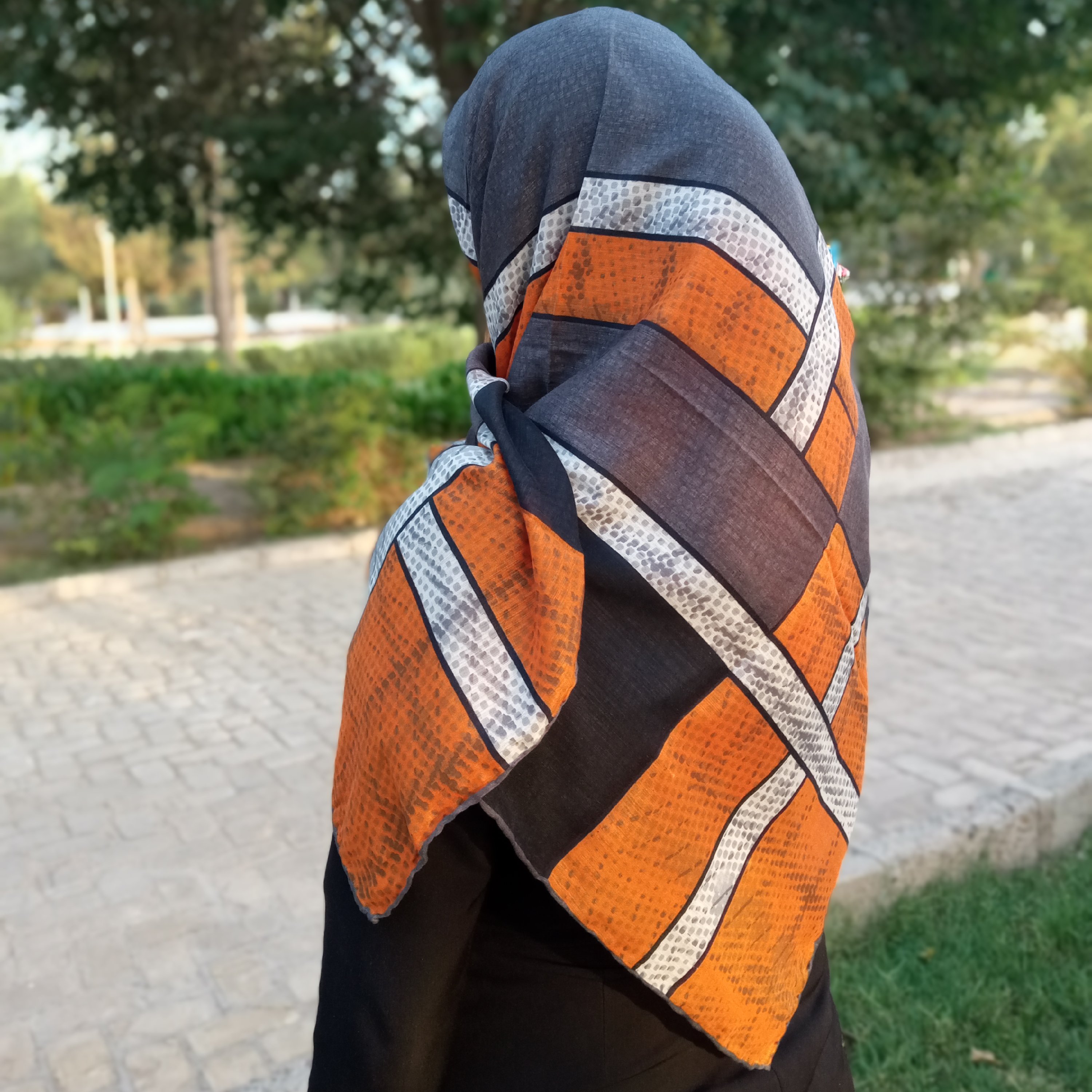 روسری نخی زنانه نارنجی قواره 120 دور دست دوز