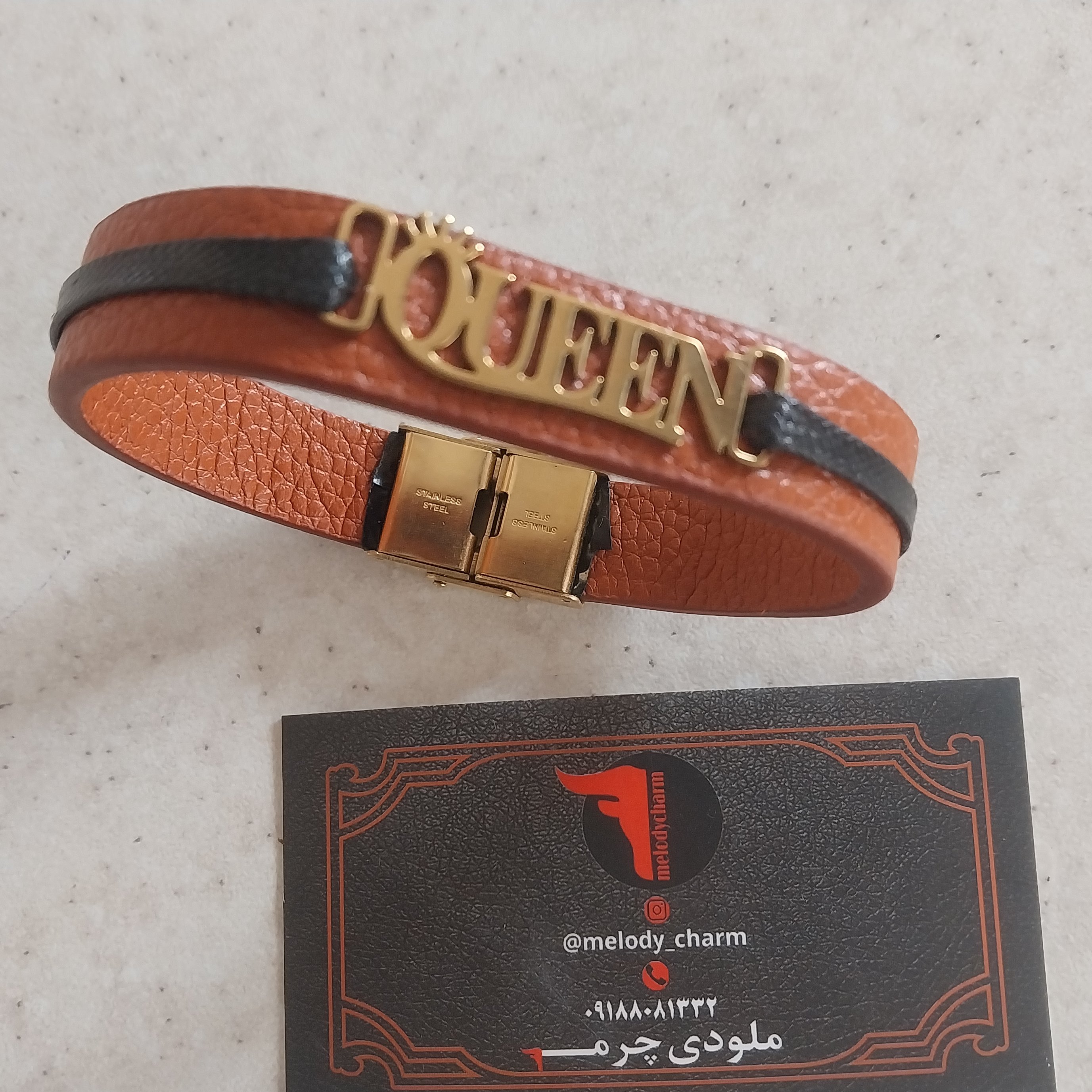 دستبند چرم .چرم طبیعی گاو .پلاک و چفت ساعتی رنگ ثابت