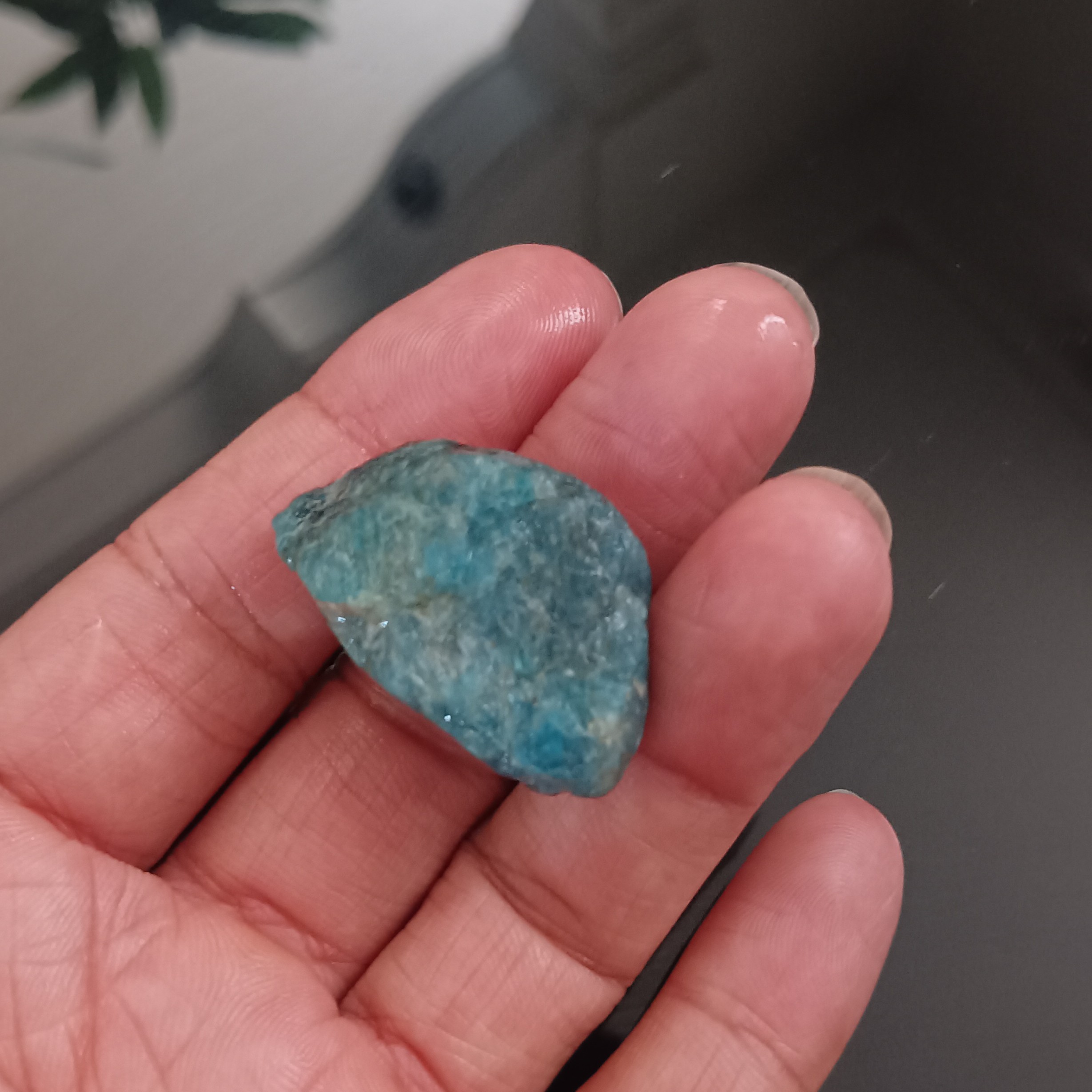 سنگ راف آپاتیت آبی اصل و معدنی مخصوص تراش برای نگین و ساخت آویز سنگ ماه تولد 