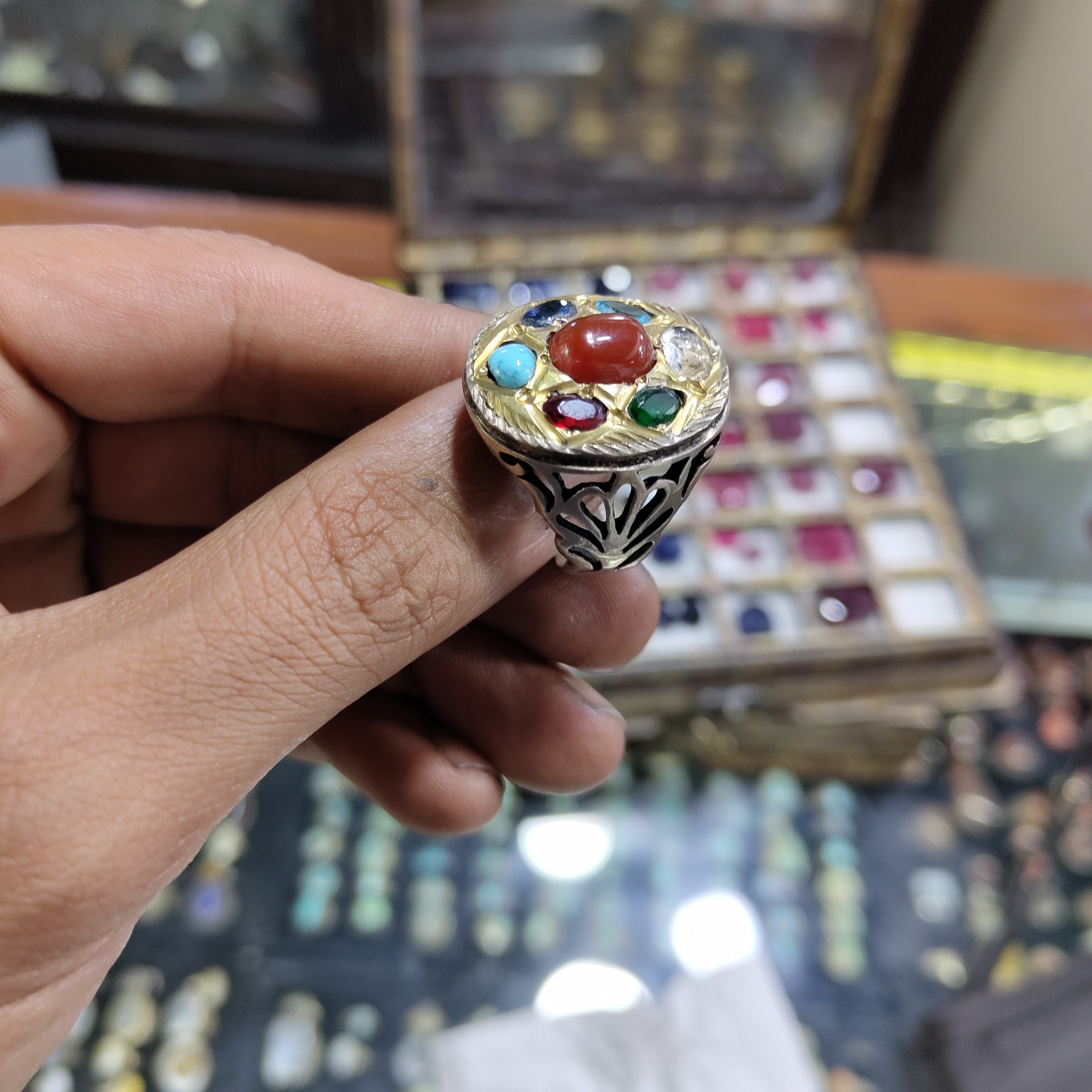 انگشتر چند نگینه نقره 925 همه نگین های روی انگشتر اصل و معدنی روی رکاب آب طلا کاری شده رکاب اره کاری دستساز  پر از خواص 