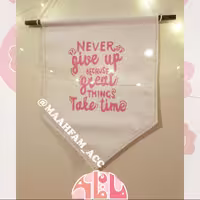 آویز دیوارکوب چوبی و پارچه ای مدل Never give up ماه فام