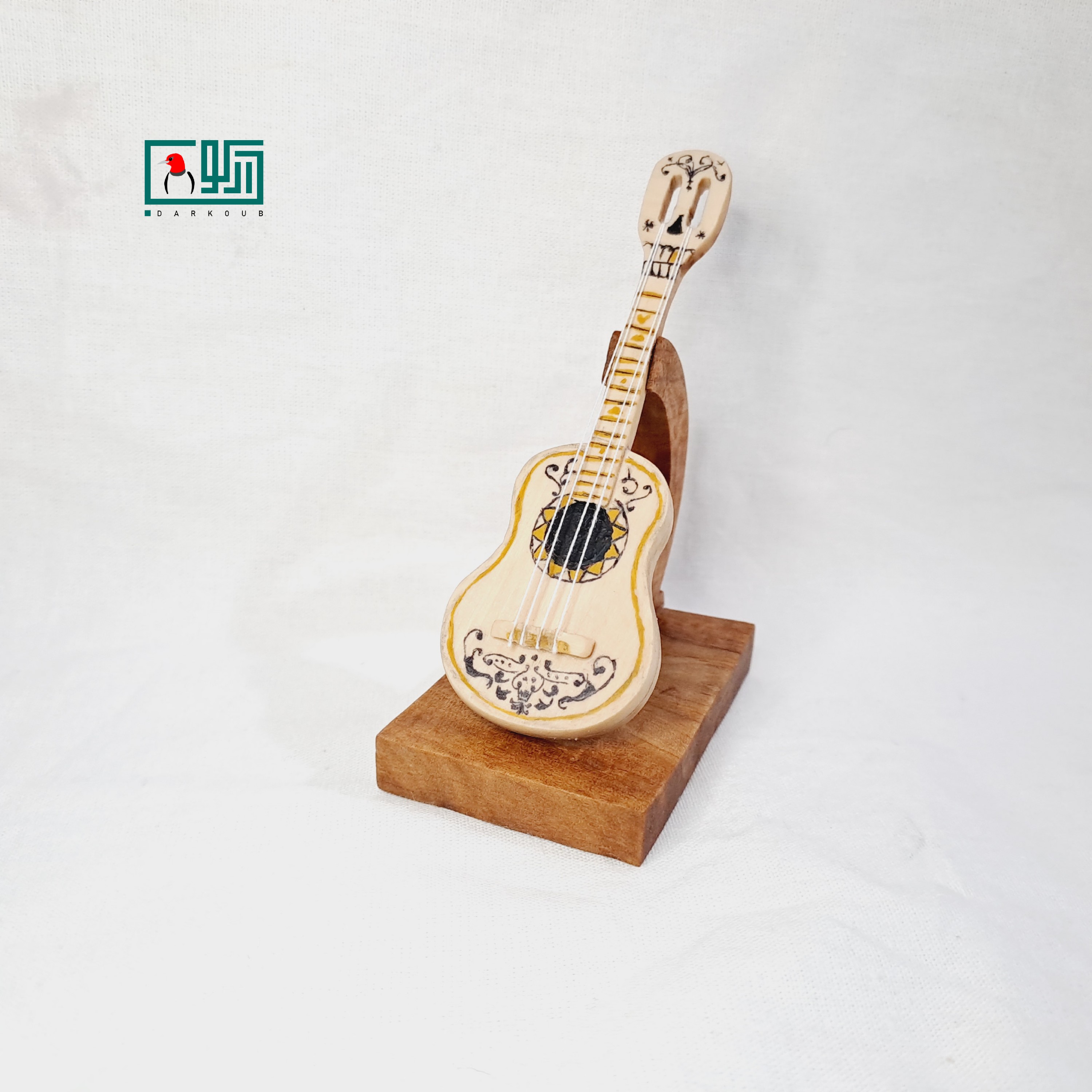 مجسمه چوبی دکوری گیتار انیمیشن کوکو