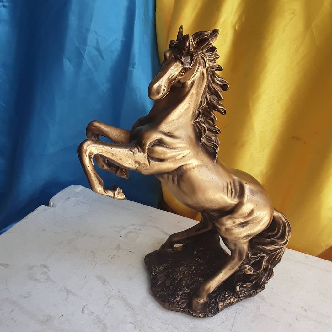 اسب تکی در سه رنگ برنز وسیلور ومشکی