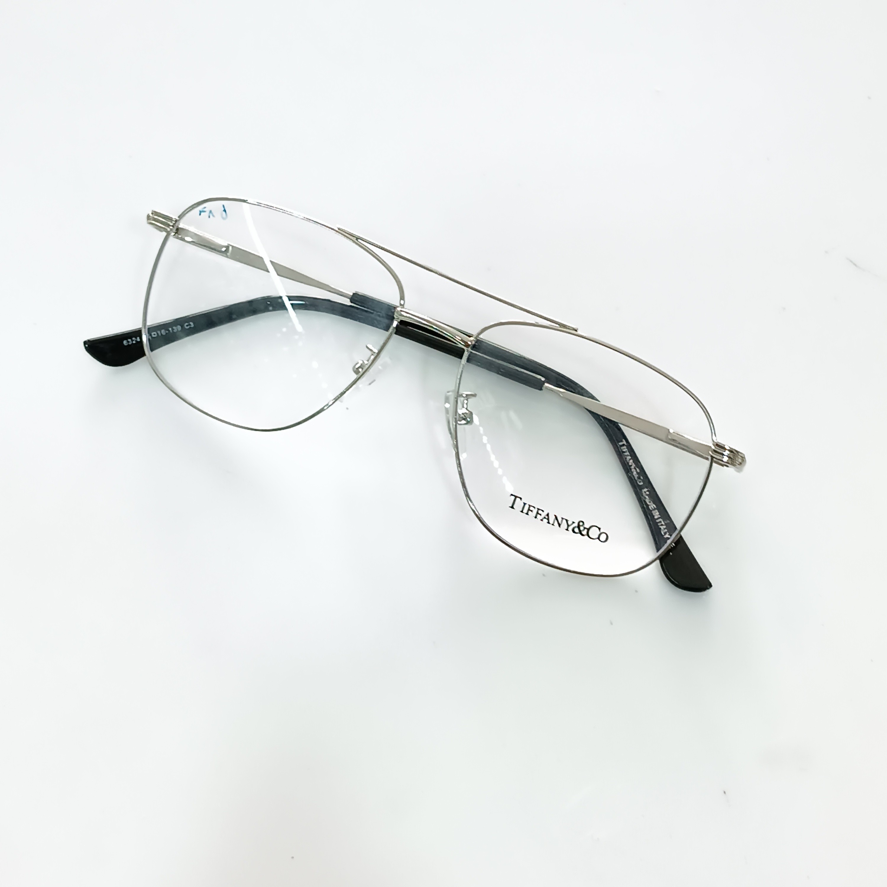 عینک طبی اسپرت مدل 2پل با قابلیت تعویض عدسی های جدید نمره دار رنگ نقره ای دسته فنر دار بدنه پیچ خور  همراه با جلد عینک 