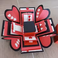 جعبه کادو سورپرایزی 4 لایه با 16 آیتم متنوع دارای جعبه کوچک