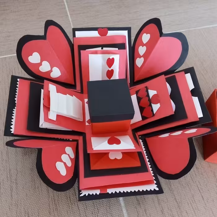 جعبه کادو سورپرایزی 4 لایه با 16 آیتم متنوع دارای جعبه کوچک