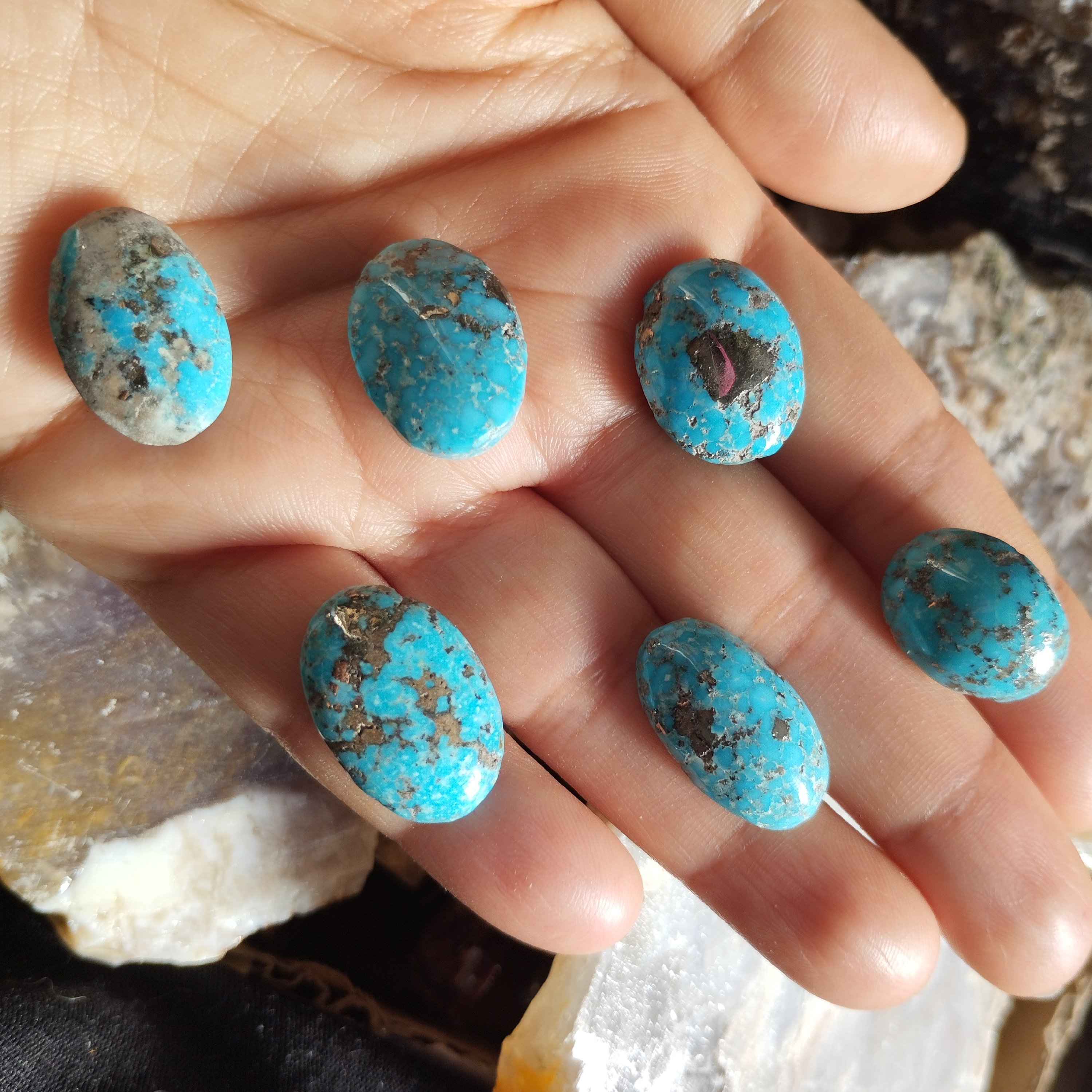 نگین فیروزه اصل رگه طلایی صادراتی کرمان پک 6 عددی معدنی  با رنگ طبیعی  سنگ زنده با خواص بسیار فیروزه اصل