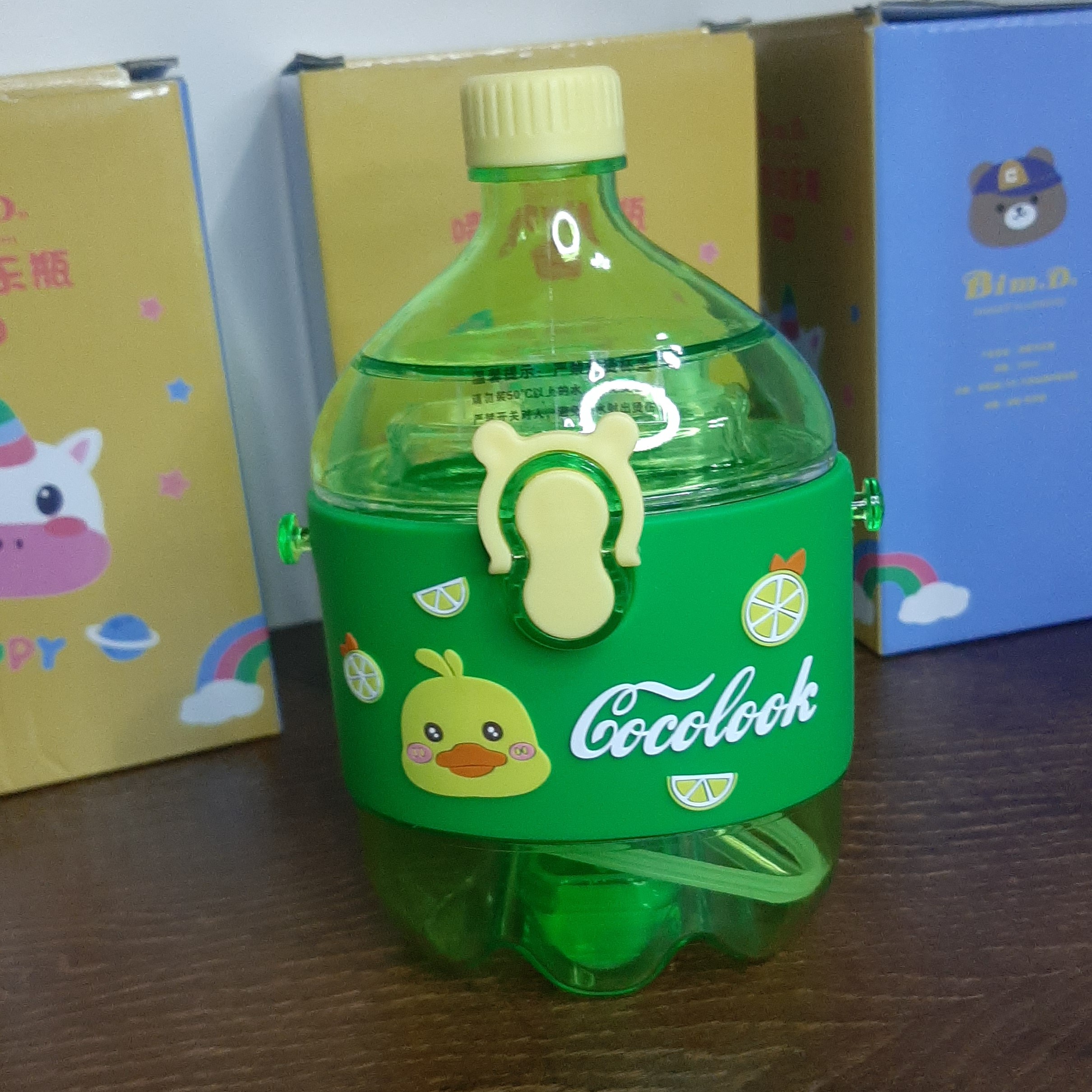 قمقمه کودک اسپری دار و نی دار ، دارای بند ، طرح نوشابه ای و عروسکی