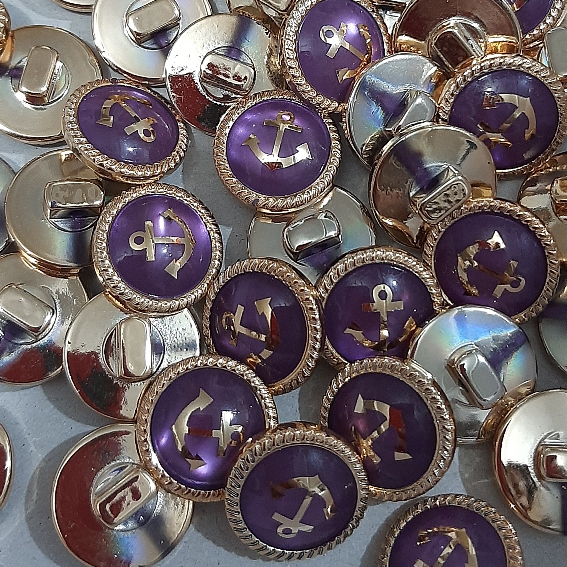 دکمه بنفش طلایی . طرح لنگر . سایز یک سانت وهفت میل. 